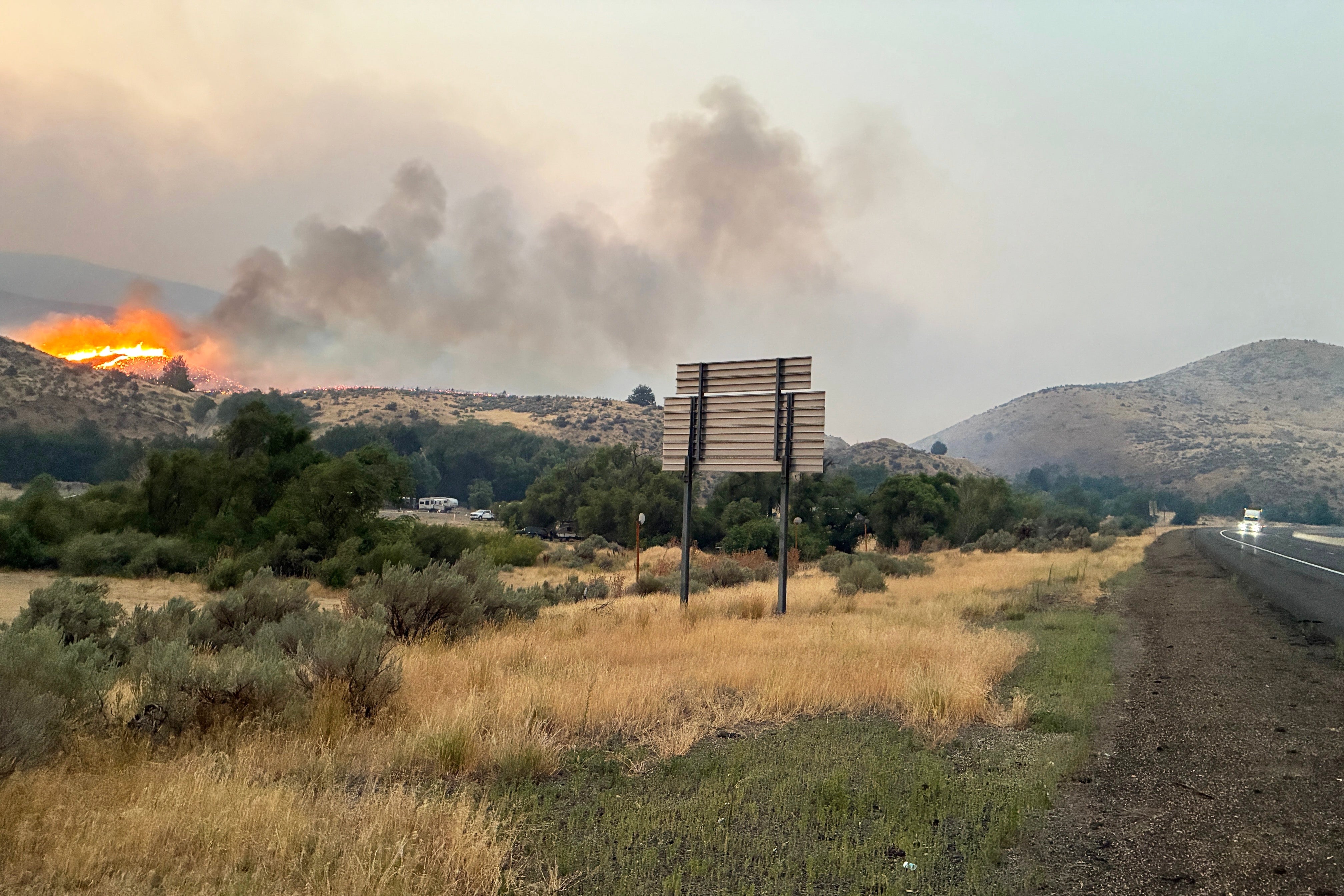 Interstate 84 was shut for approximately 70 miles (113 kilometres) between Baker City and Ontario , close to the Idaho state line, due to the Fox Fire
