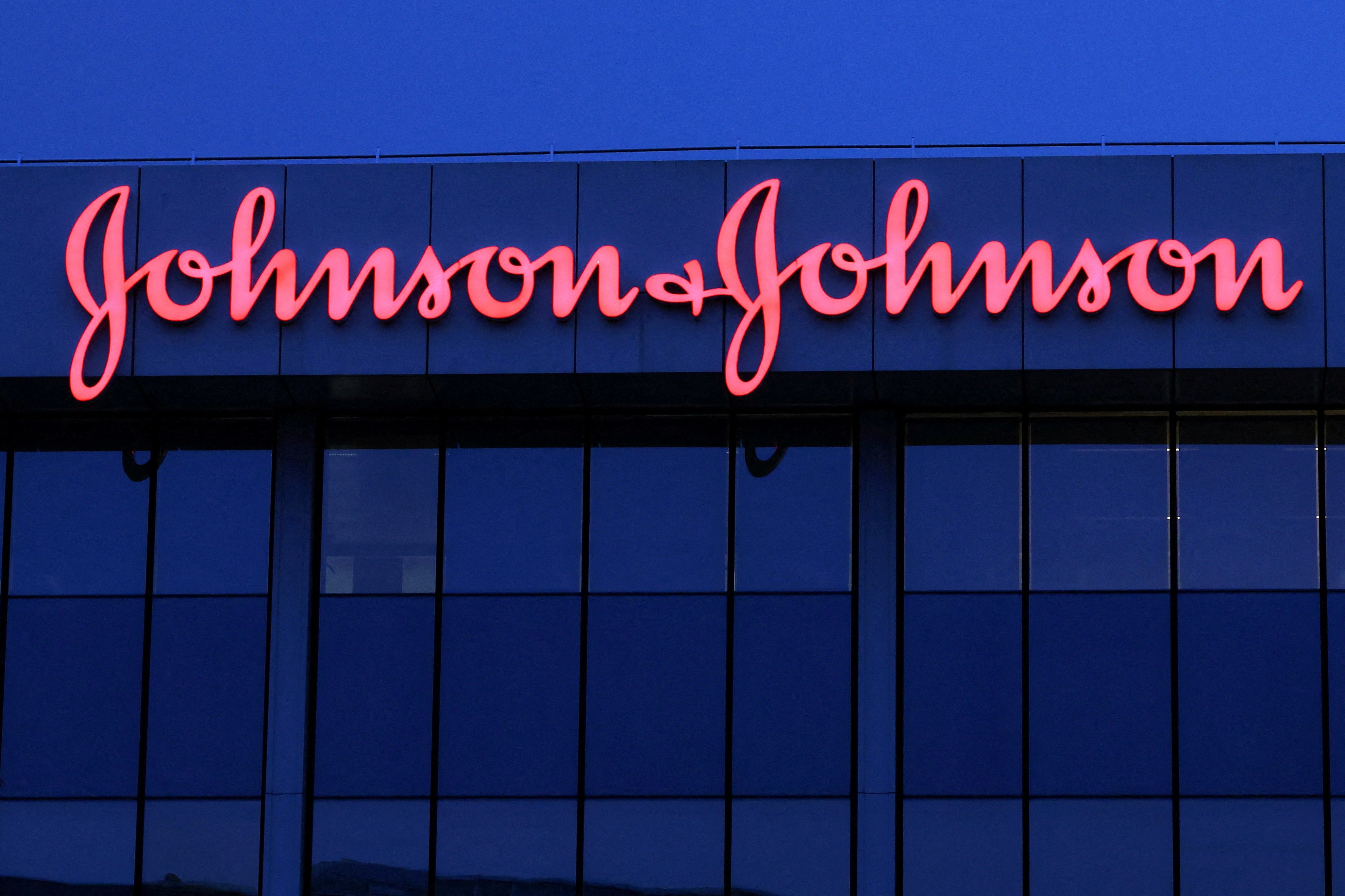 Johnson & Johnson đồng ý trả 5,5 tỷ USD để giải quyết vụ kiện bột talc gây ung thư buồng trứng