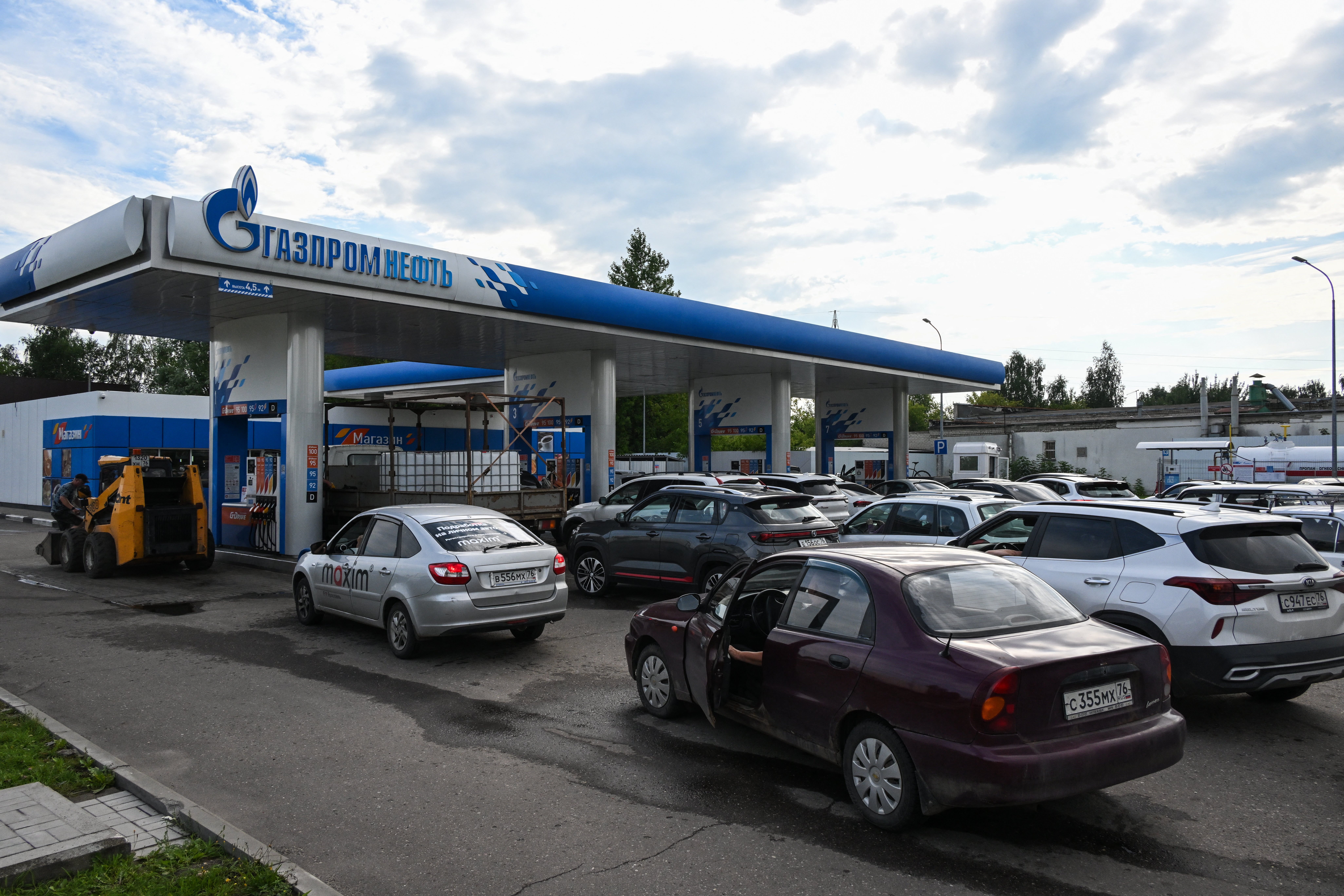People queue to refuel their cars at a Gazpromneft petrol station in Yaroslavl