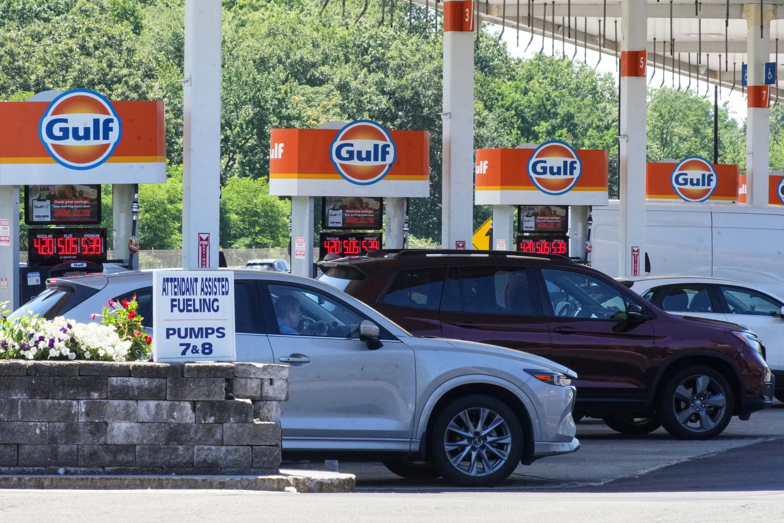 independent.co.uk - Matt Ott - Americans' confidence in the economy falls as gas prices creep back up