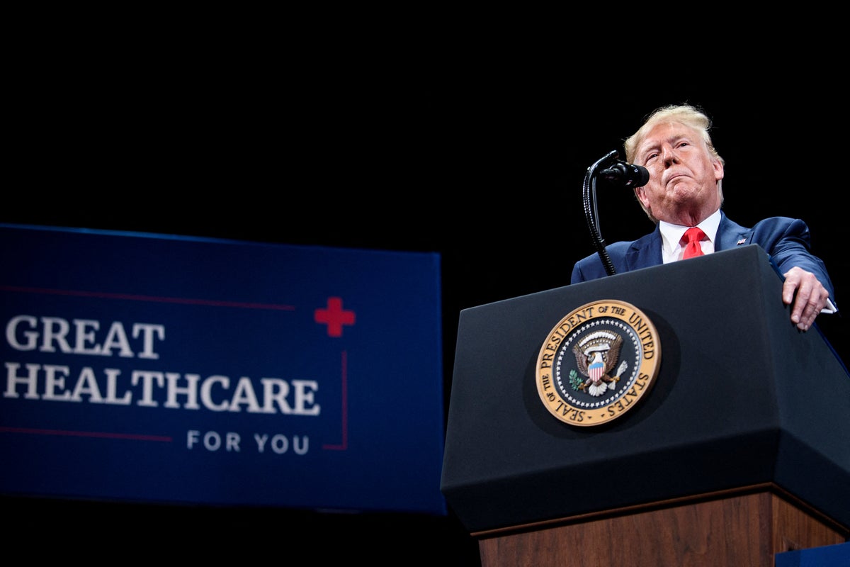 Newsom zomba da promessa de Trump de um novo plano de saúde de uma década