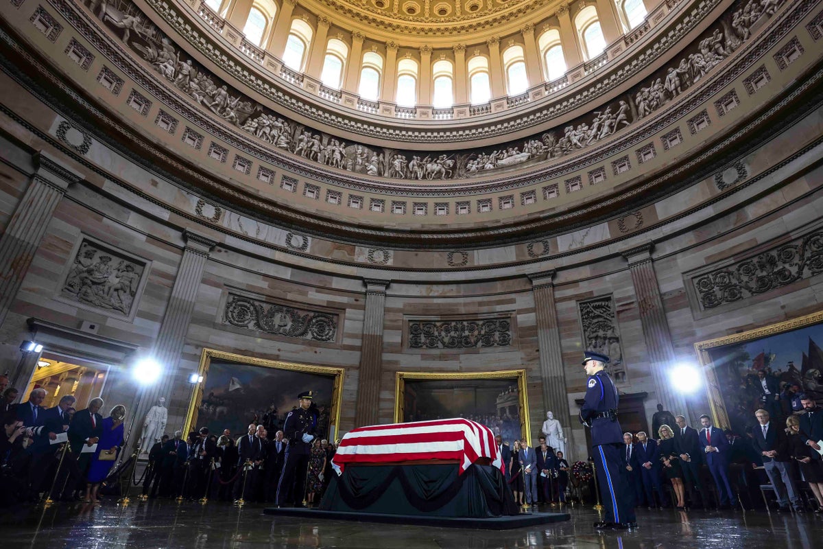 Lindsey Graham'ın cenazesiyle ilgili güncellemeler: Senatörün tabutu Kongre Binası'nda dururken Vance övgüde kendine odaklanıyor