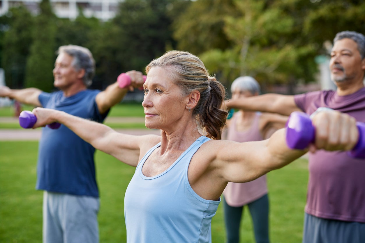 Se ha demostrado que el entrenamiento de fuerza aumenta los niveles de condición física en la mediana edad