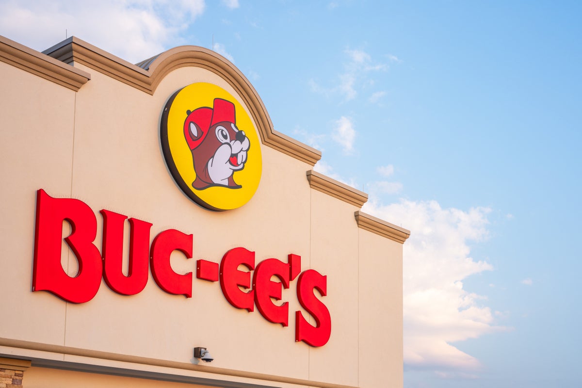 Buc-ee’s sign sparks debate over service animals and emotional support pets Buc-ee’s sign sparks debate over service animals and emotional support pets