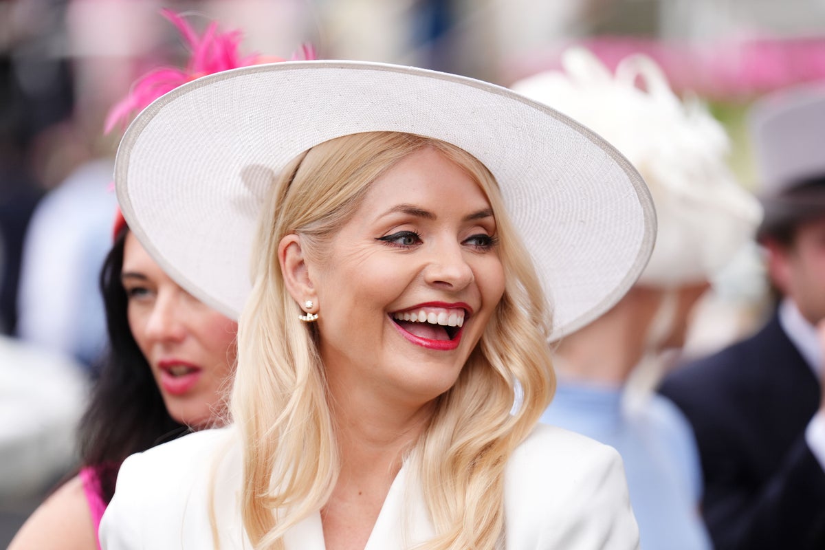 Holly Willoughby uses &pound;800 cookware set on new YouTube show