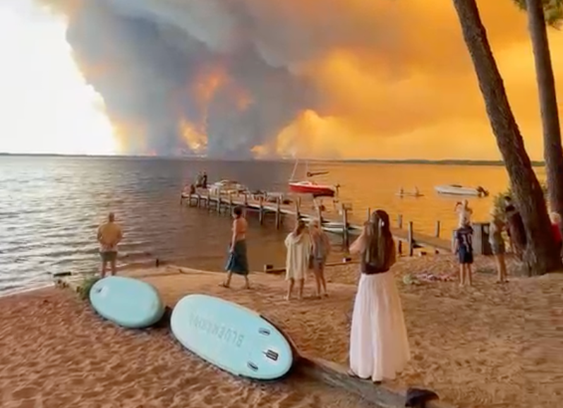 People who fled to the beach in Lacanau saw the sky turned orange by smoke billowing into the air (Mathias Monseigne)