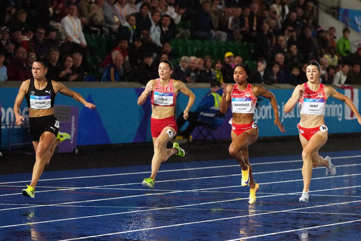 Amy Hunt takes silver as England wait for Commonwealth women&rsquo;s 100m win goes on