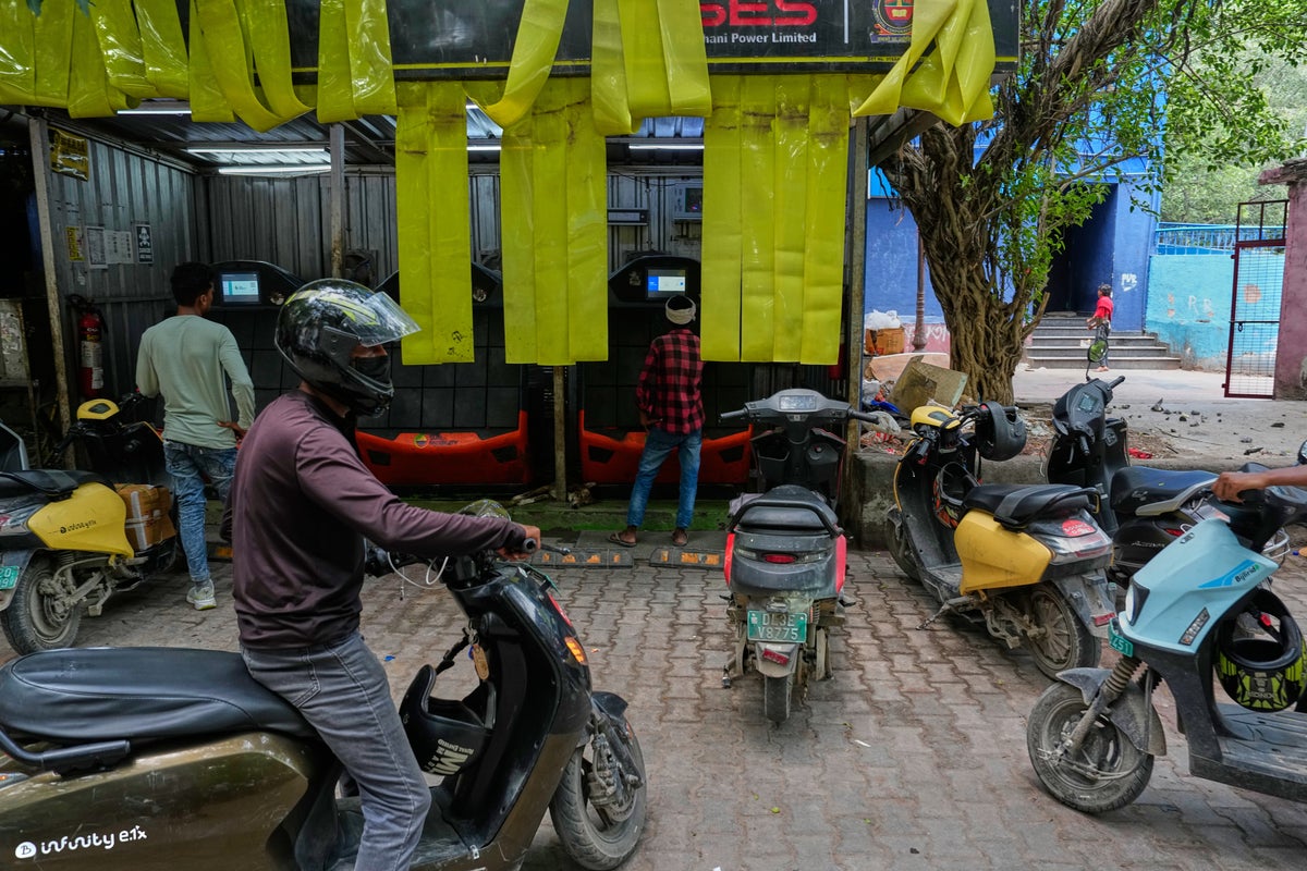 Indias capital part of aggressive electric vehicle targets in bid to curb air pollution
