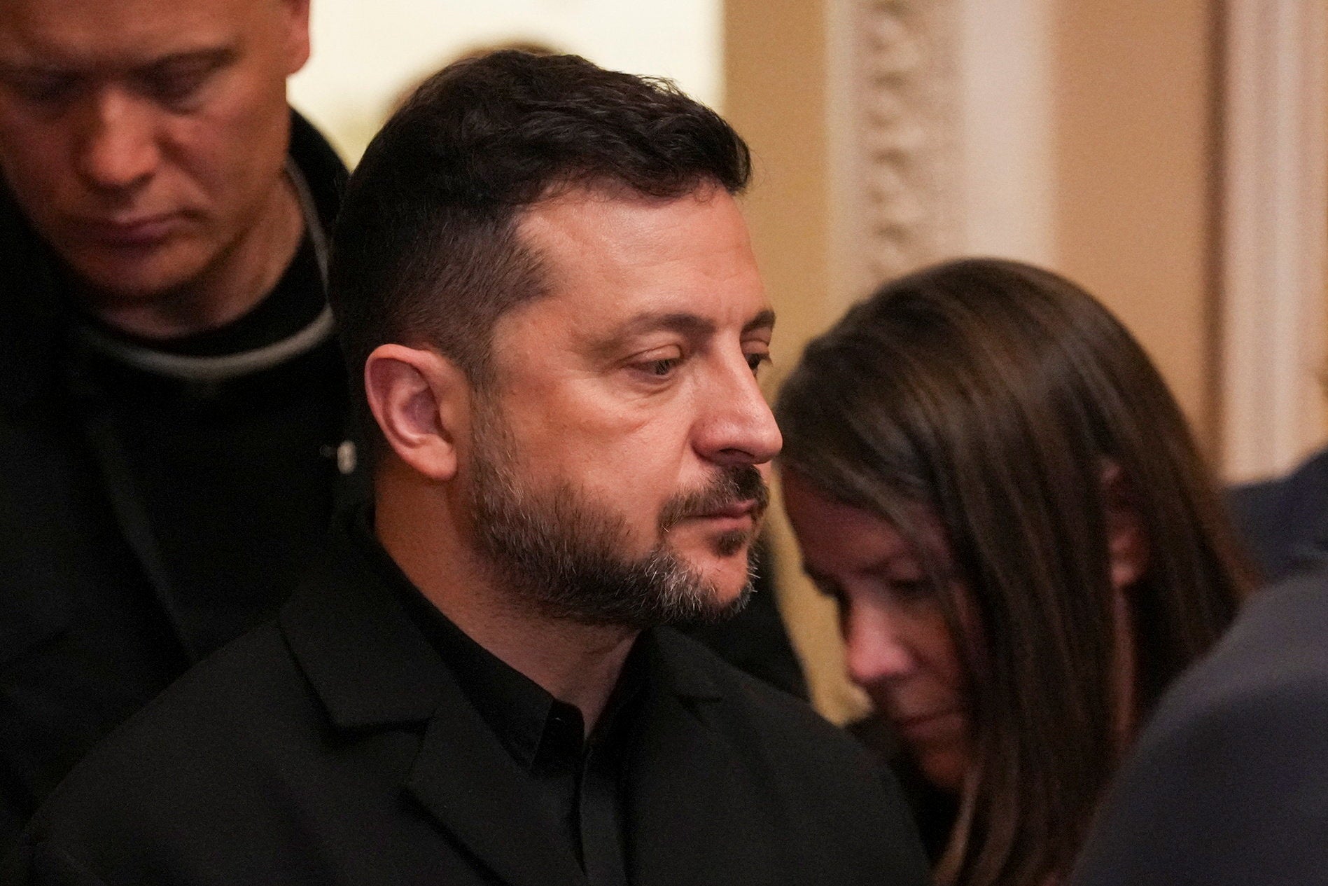 O presidente da Ucrânia, Volodymyr Zelensky, sai após uma reunião com senadores dos EUA