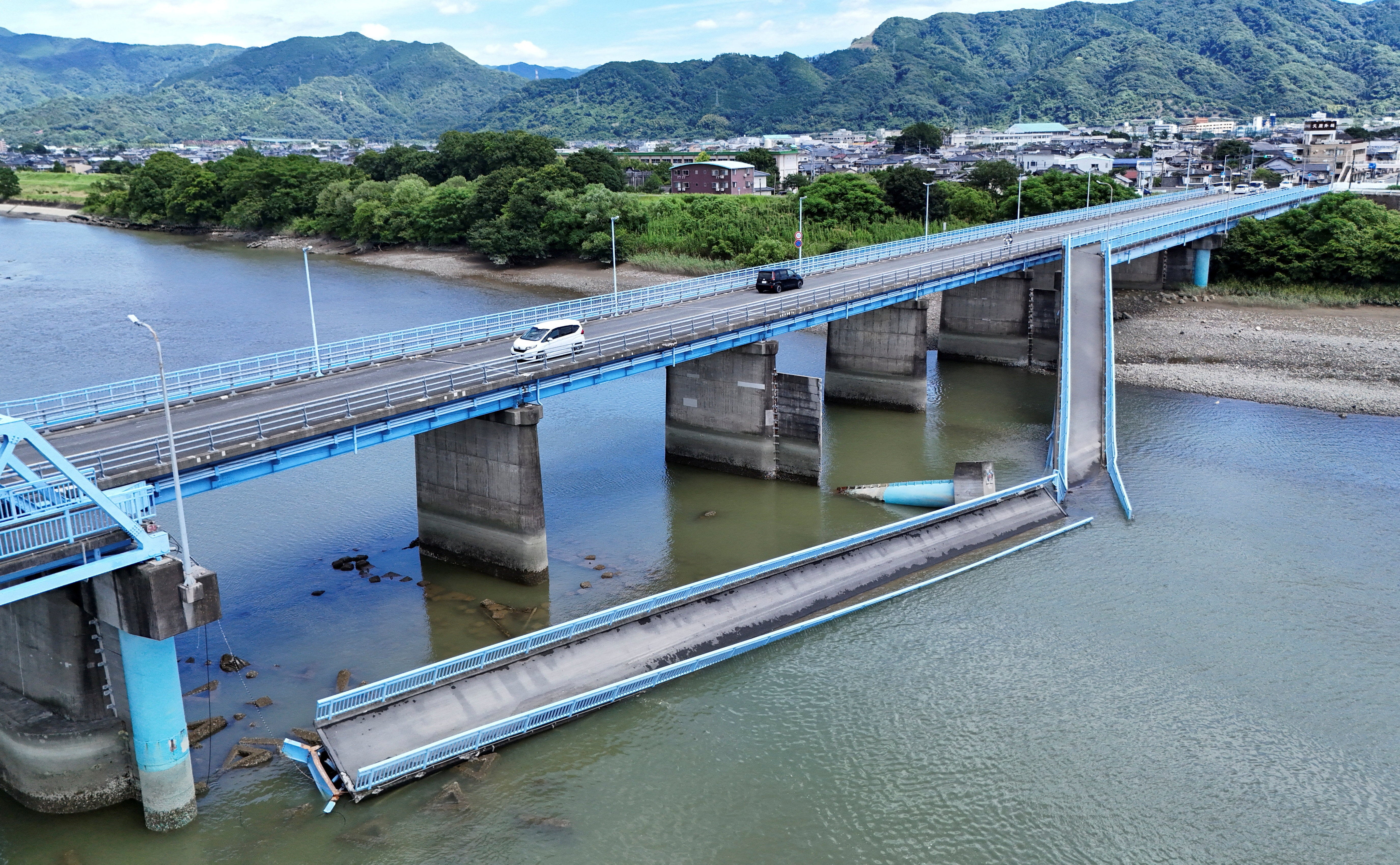 Eine Drohnenaufnahme zeigt eine beschädigte Brücke, nachdem ein Erdbeben der Stärke 7,1 Japans südliche Präfektur Kumamoto in Yatsushiro erschüttert hatte