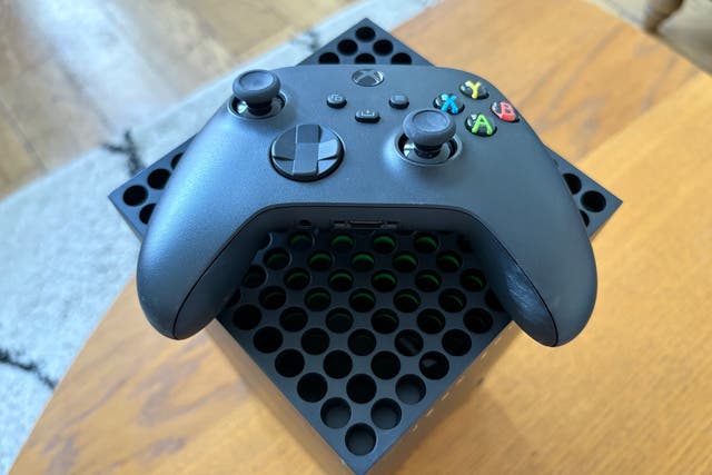 <p>Consola Xbox Series X y control inalámbrico </p>