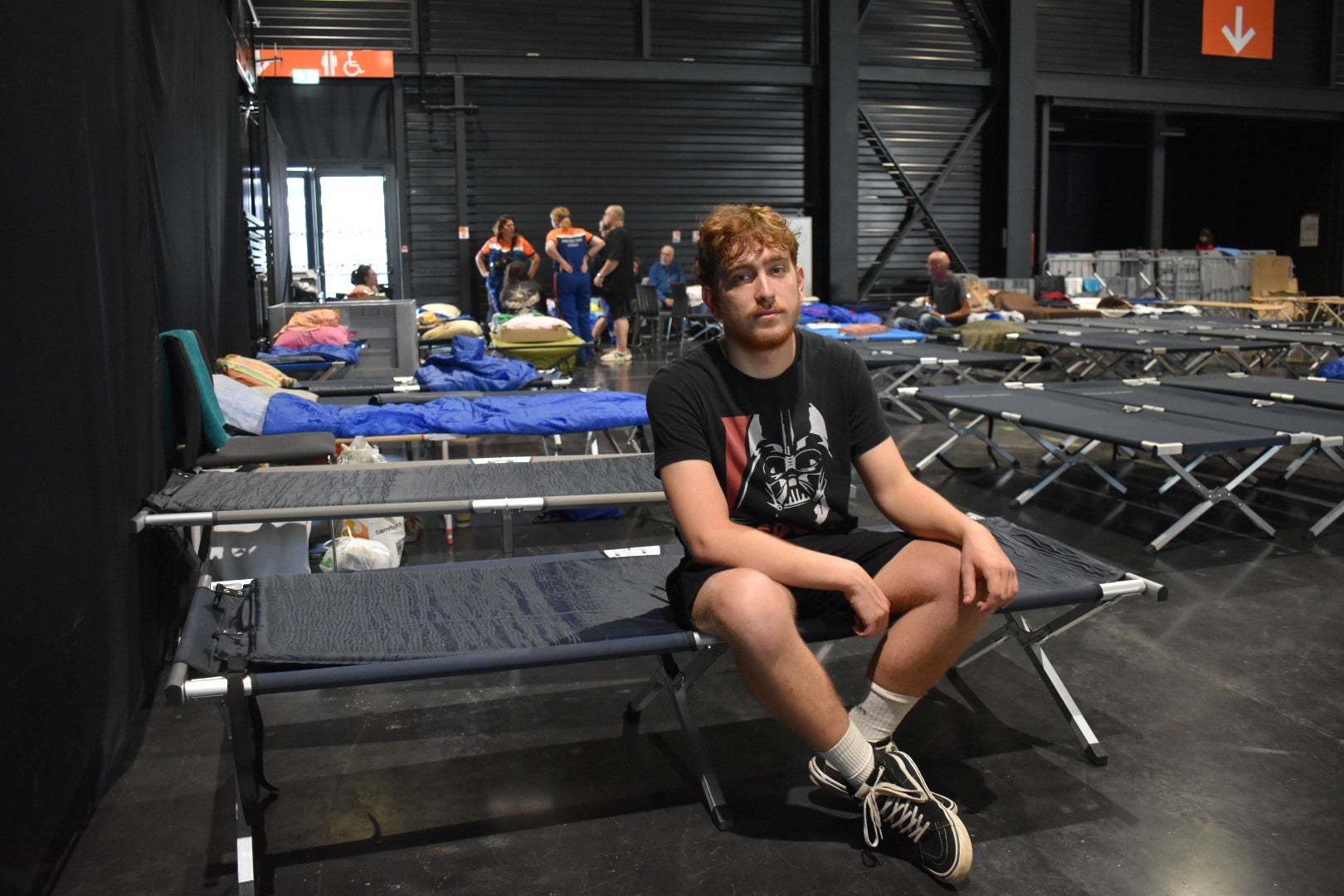 A enfermeira Gabine Bourdin Marchand, 20, voltou ao local para ser voluntária na terça-feira após ser evacuada.
