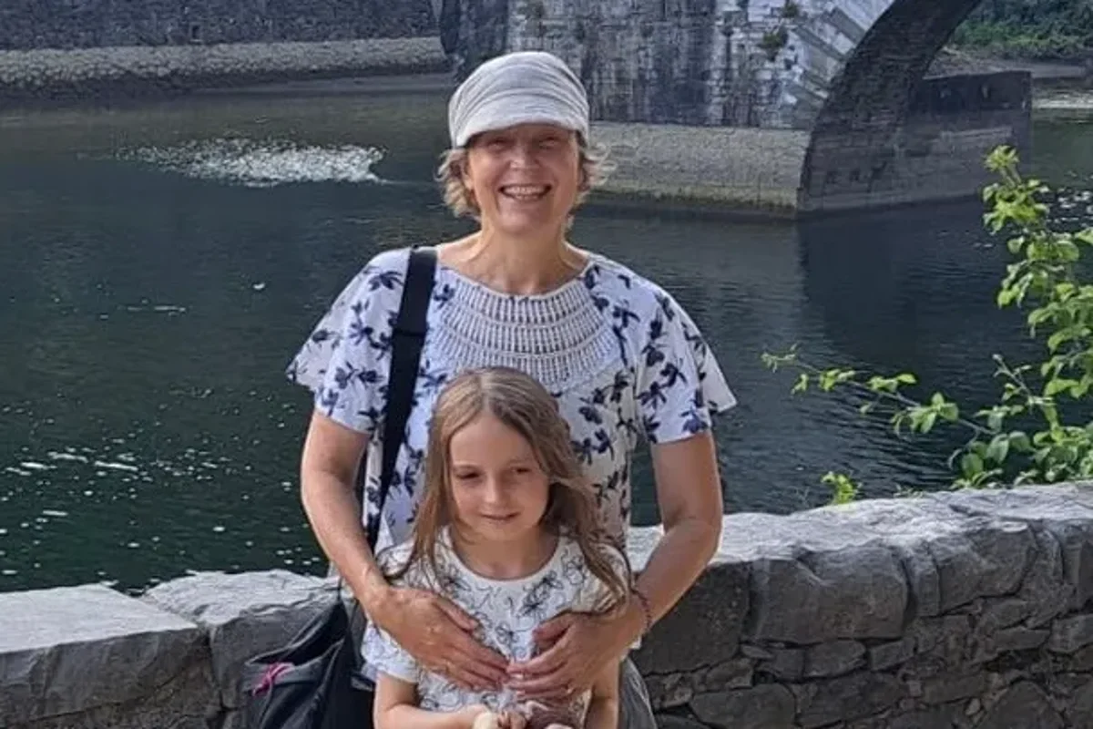 Jornalista e filha de 10 anos morrem em acidente de carro na Irlanda