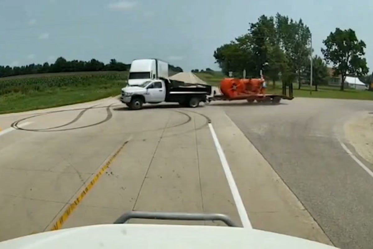Tractor-trailer ignores stop sign and collides with semi-truck in dramatic intersection crash