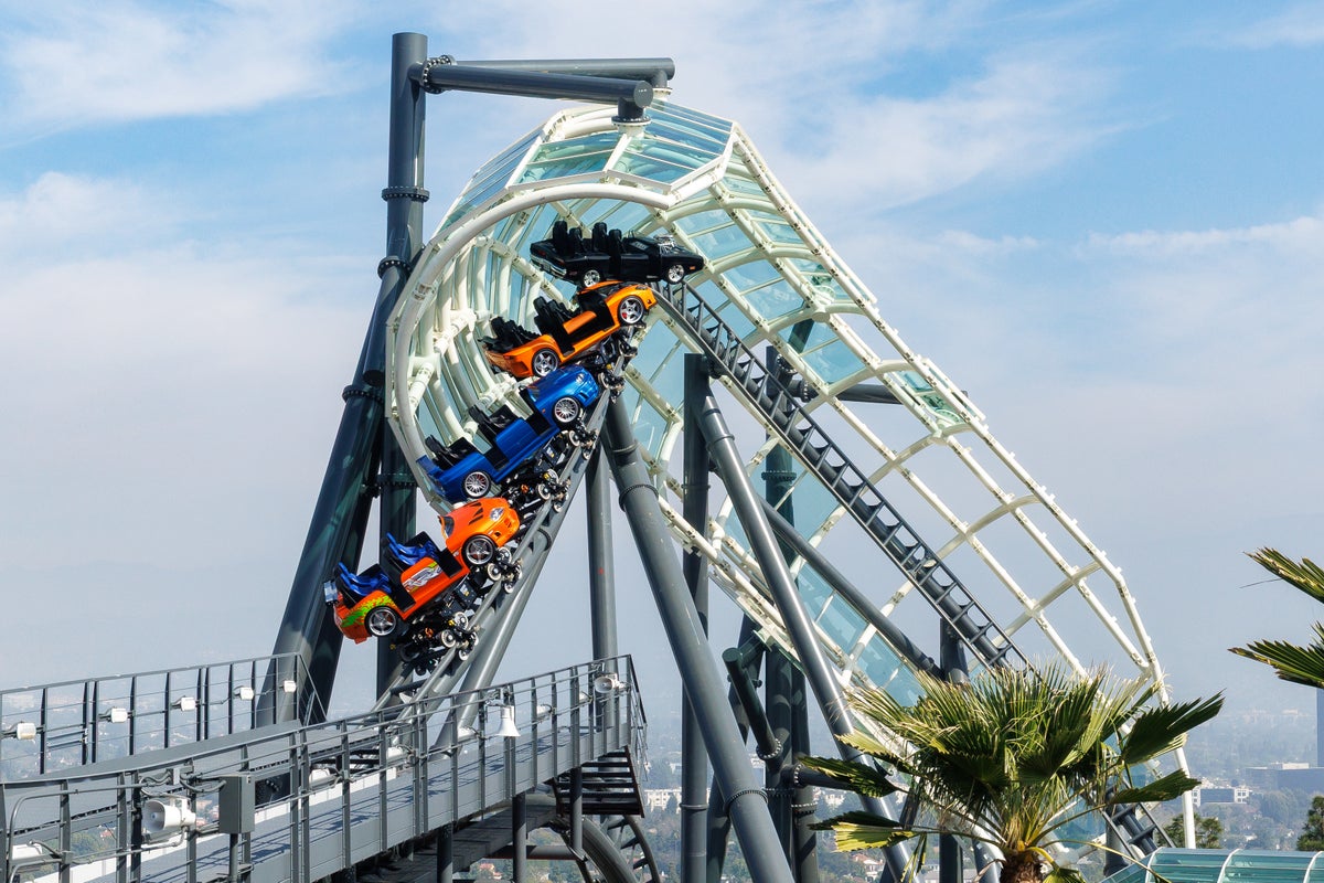 Universal Studios'un en yeni hız treninde sürücüler çığlık atıyor ve Los Angeles'taki komşular silahlanıyor