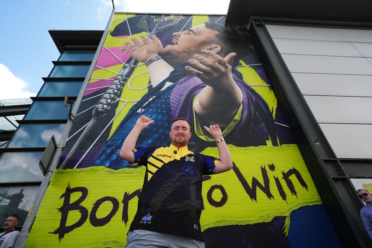 Luke Littler honoured with mural &ndash; after nan got early peak from passing bus