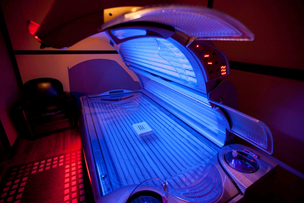 Skin cancer experts sound the alarm as tanning becomes trendy again Skin cancer experts sound the alarm as tanning becomes trendy again