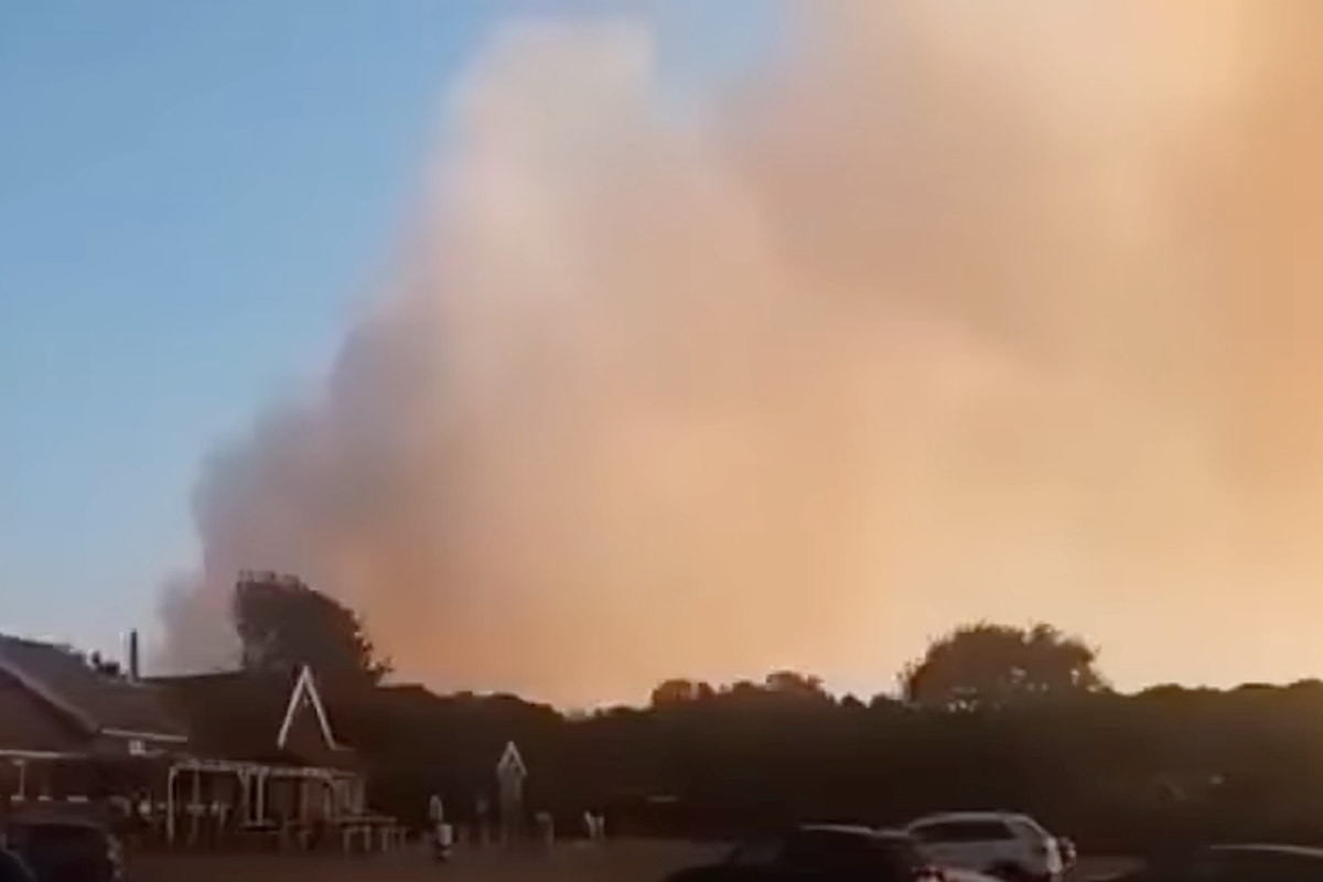 Incêndio em Dunwich Heath: Grande incidente declarado enquanto os bombeiros combatem um grande incêndio