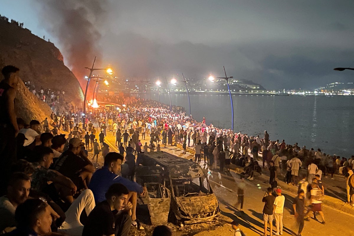 Ceuta: Araçların yakılması ve binlerce göçmenin Fas'tan akın etmesiyle İspanya sınırında kaos