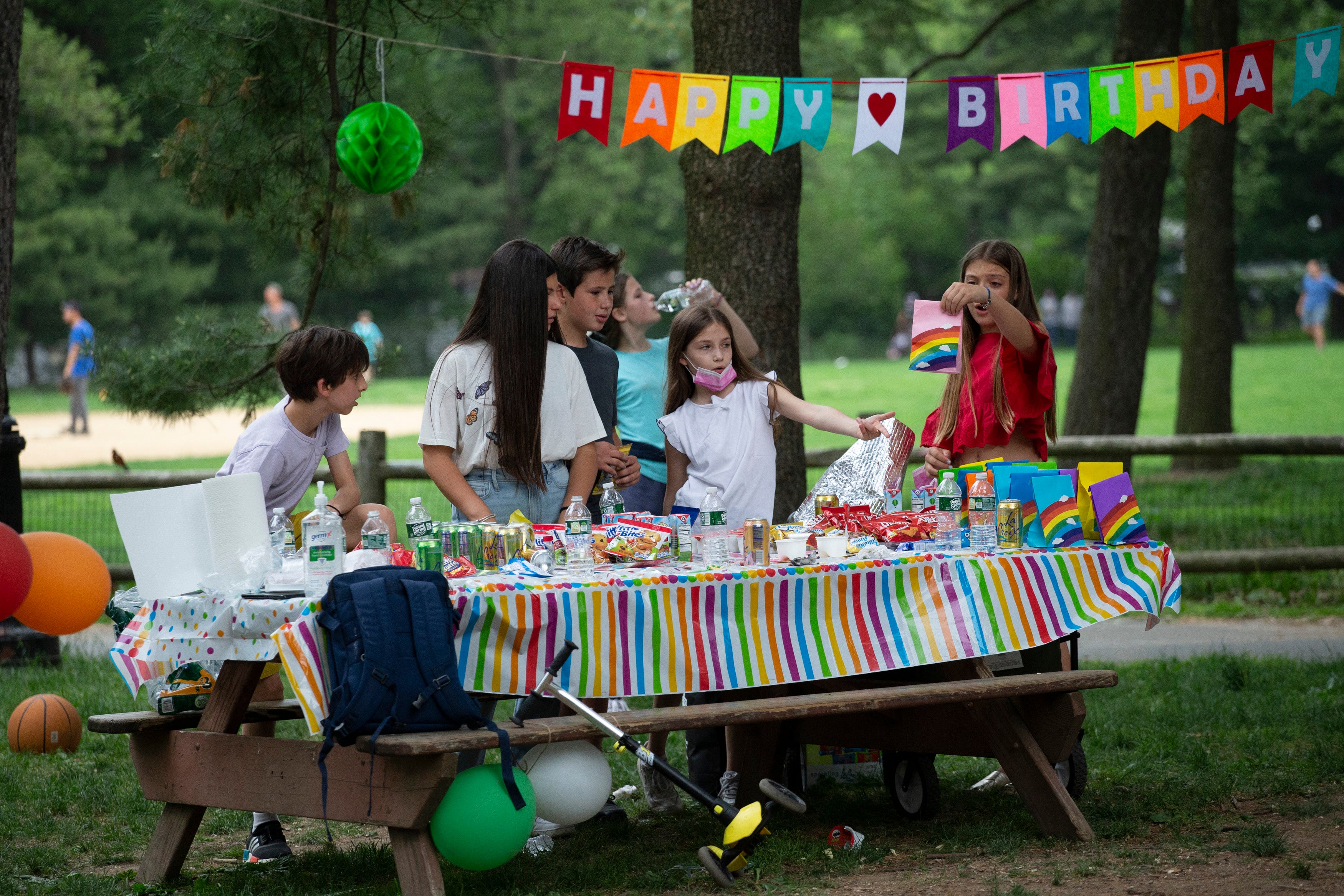 Some parents are demanding guests help in tipping the entertainment at kids&rsquo; birthday parties