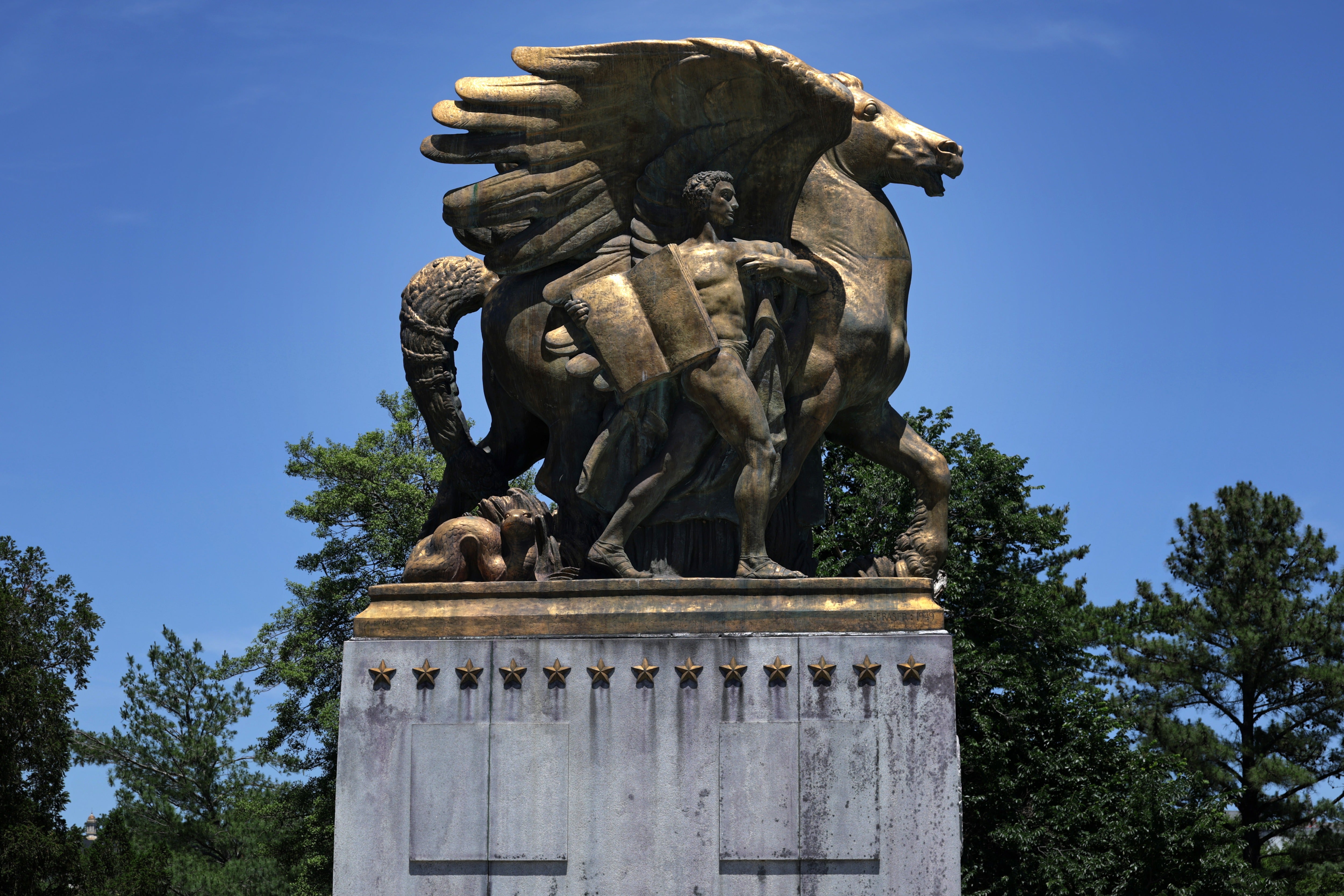 The statues, originally bronze, were a gift from Italy and were erected in 1951. The statues underwent repairs in 1974
