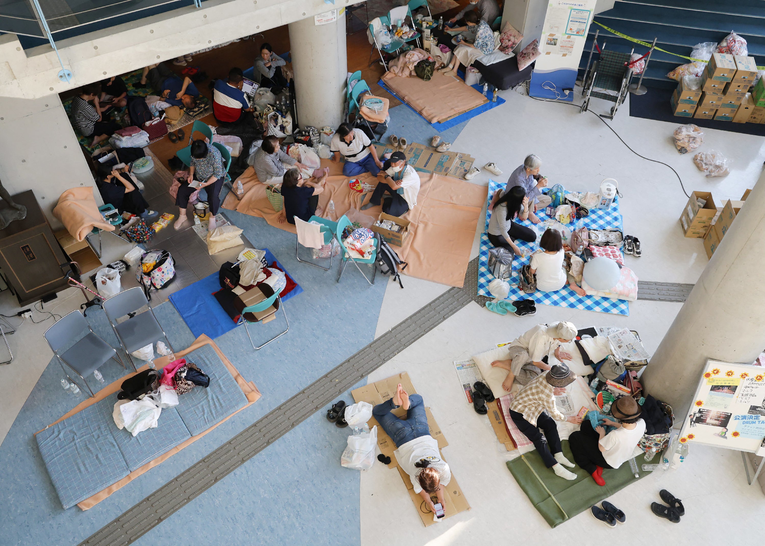 People take shelter at the ‘Wing Matsubase’ General Sports and Cultural Center in Uki, Kumamoto Prefecture (AFP/Getty)