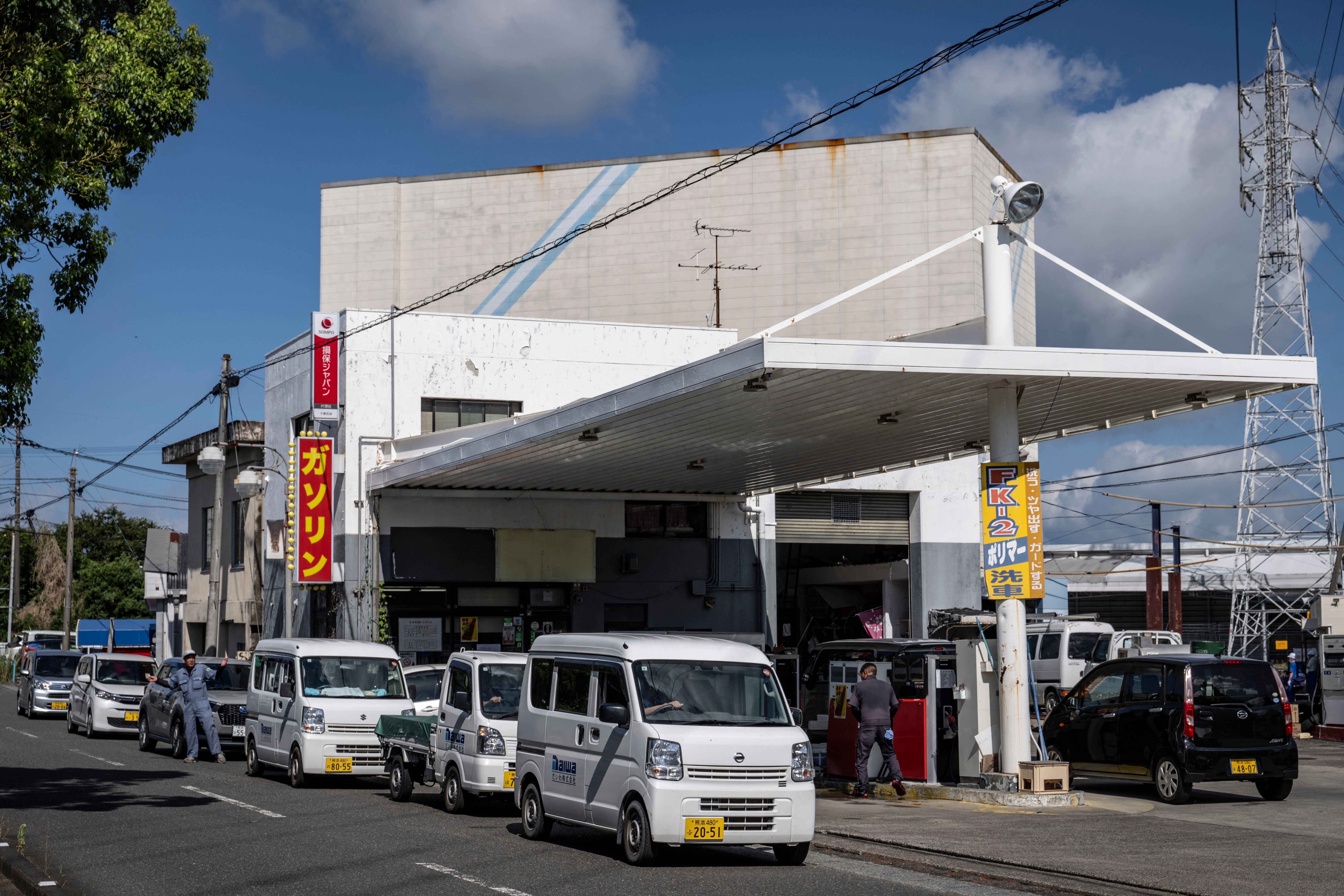 Cars wait in line for fuel at a gas station following the the July 28 earthquake (AFP/Getty)