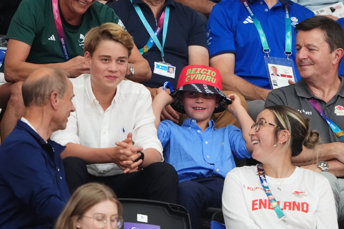 Grinning Prince Louis dons bucket hat as he watches Commonwealth Games alongside family Grinning Prince Louis dons bucket hat as he watches Commonwealth Games alongside family