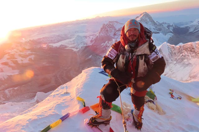 <p>Archivo. Nirmal Purja en la cima del Monte Everest</p>