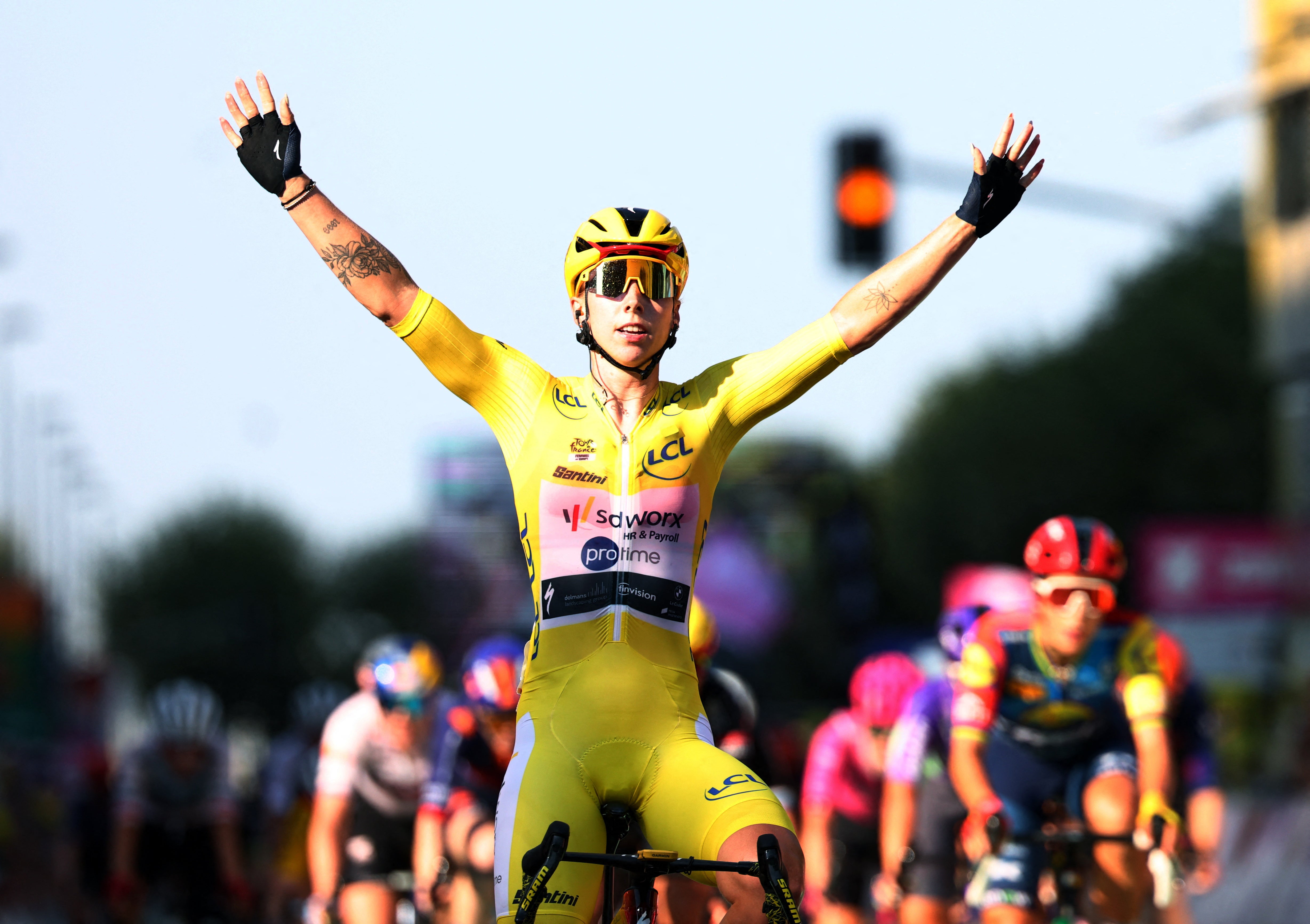 Lorena Wiebes continues perfect start to Tour de France Femmes to stay in yellow