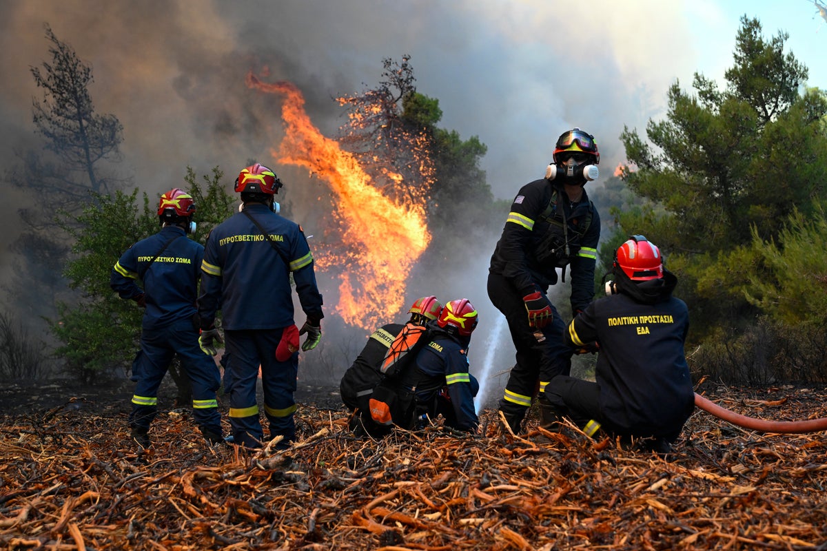 Greece wildfires rage as more than 1000 people evacuated near Athens