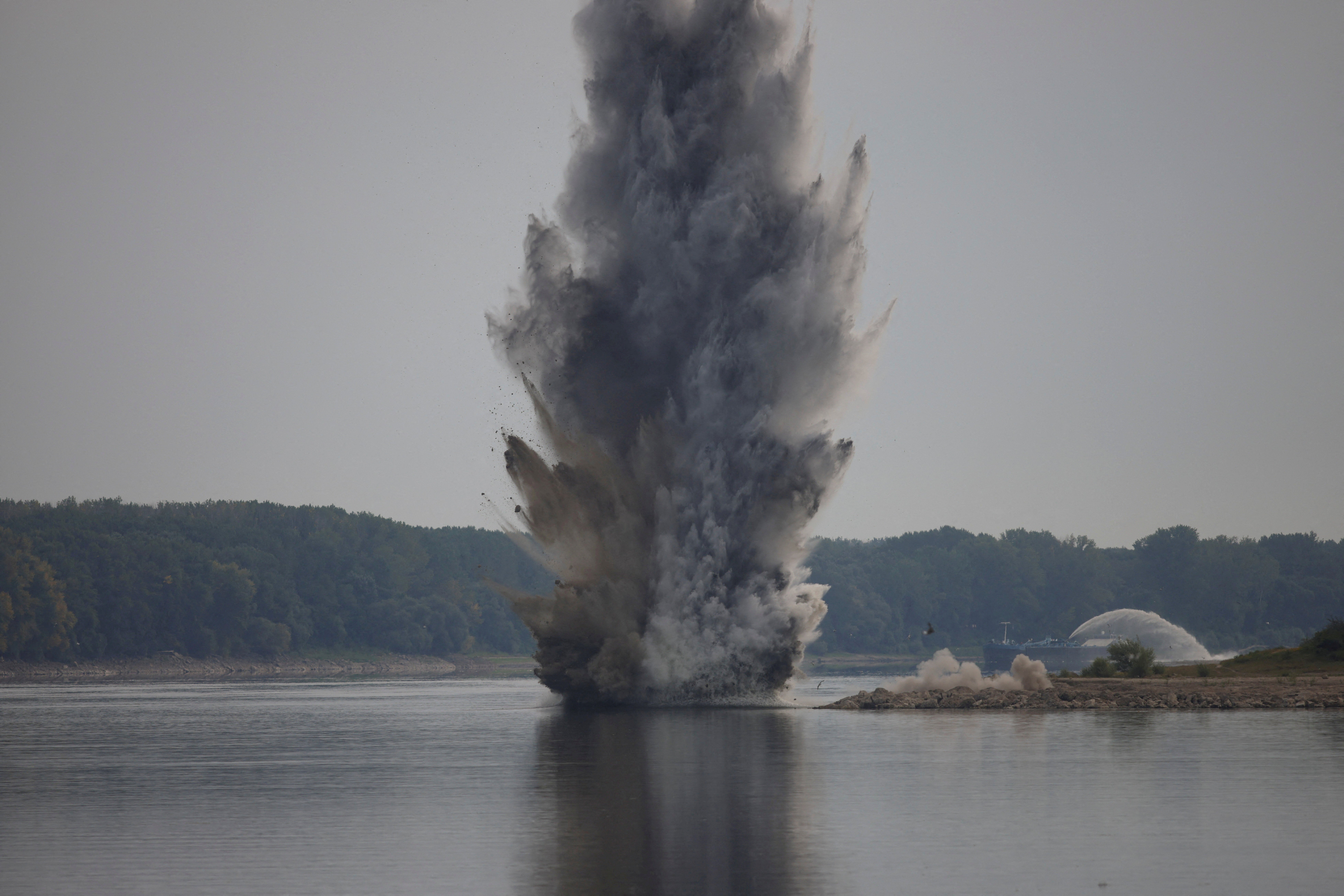 Romania blasts Danube rock to save Cernavodǎ nuclear plant from shutdown