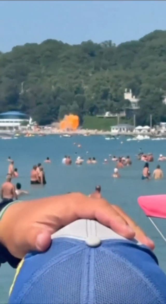 Як день на пляжі в Криму перетворився на хаос після удару українського дрона, що вбив сімох цивільних