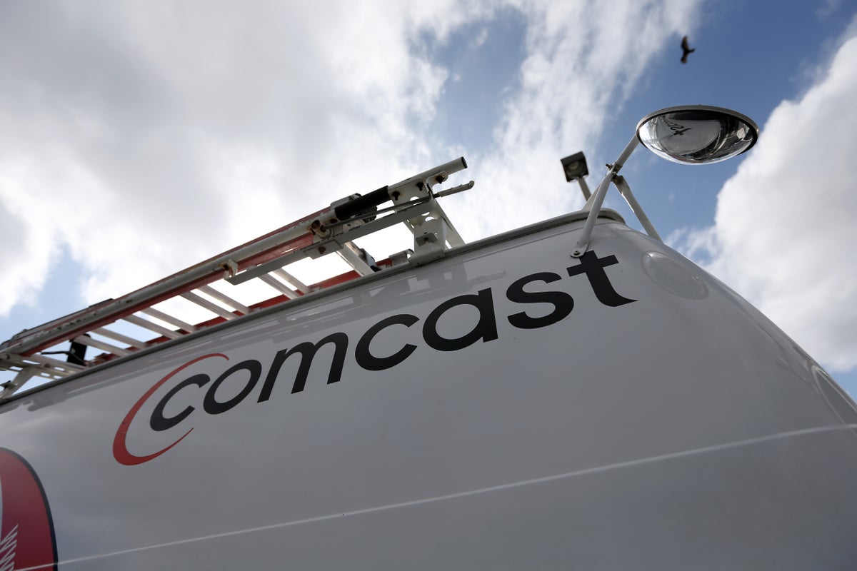 Davaya göre Comcast patronu, astlarının düşük performanslı iş arkadaşlarının yüzlerine kremalı turtaları parçalamasını sağladı