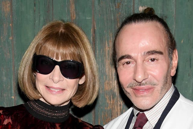 <p>Anna Wintour, presidenta de la Met Gala, ha apoyado al diseñador de moda John Galliano desde el inicio de su carrera</p>