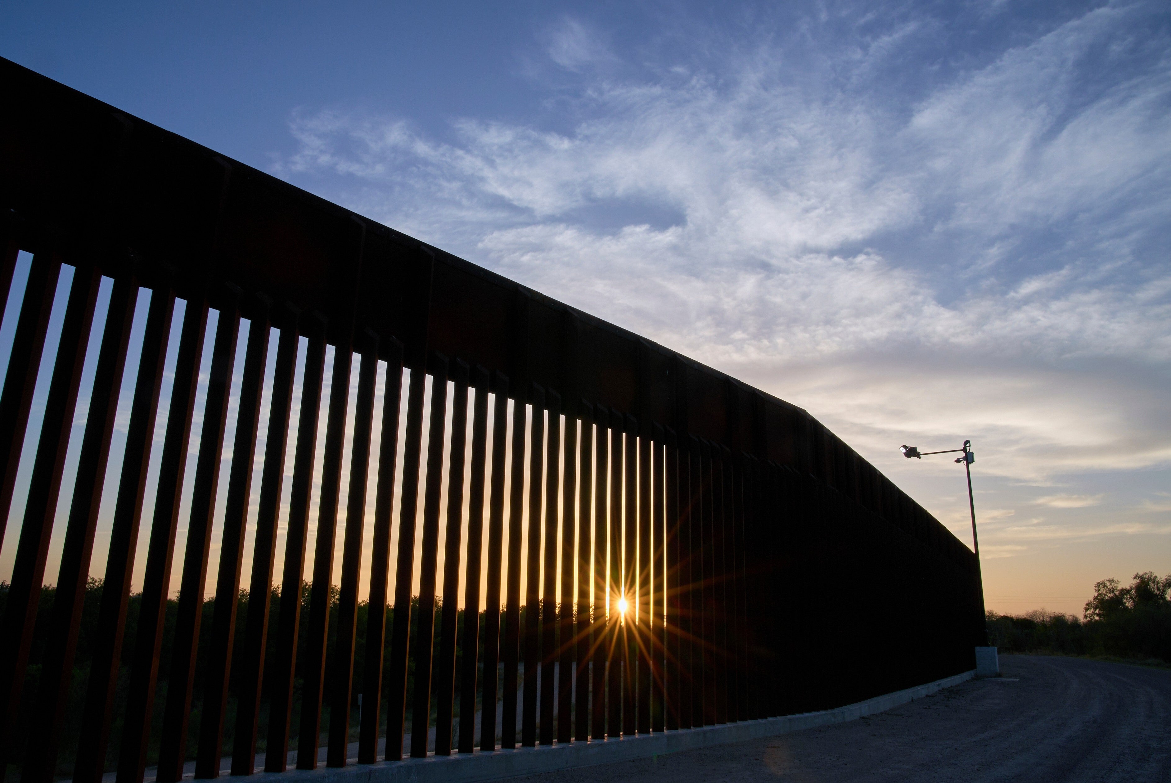 TEXAS-MURO FRONTERIZO-DEMANDA