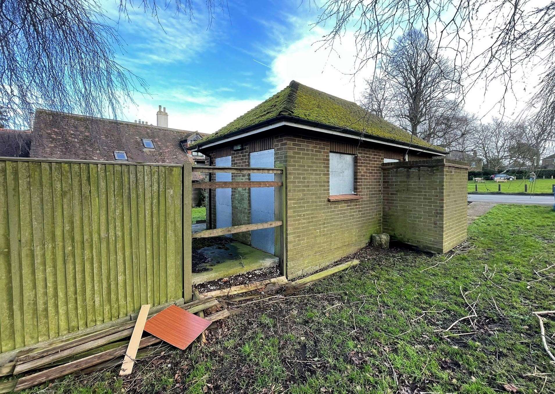 Five councillors resign over &pound;50,000 public toilet saga in Kent village