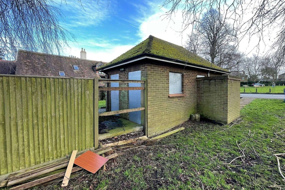 Five councillors resign over £50,000 public toilet saga in Kent village Five councillors resign over £50,000 public toilet saga in Kent village