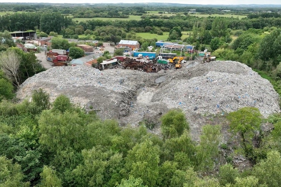 Approximately 25,000 tonnes of toxic waste remain at the site of a former scrapyard on Bolton House Road in the village of Bickershaw, in Wigan qhxidiqxkiqduinv
