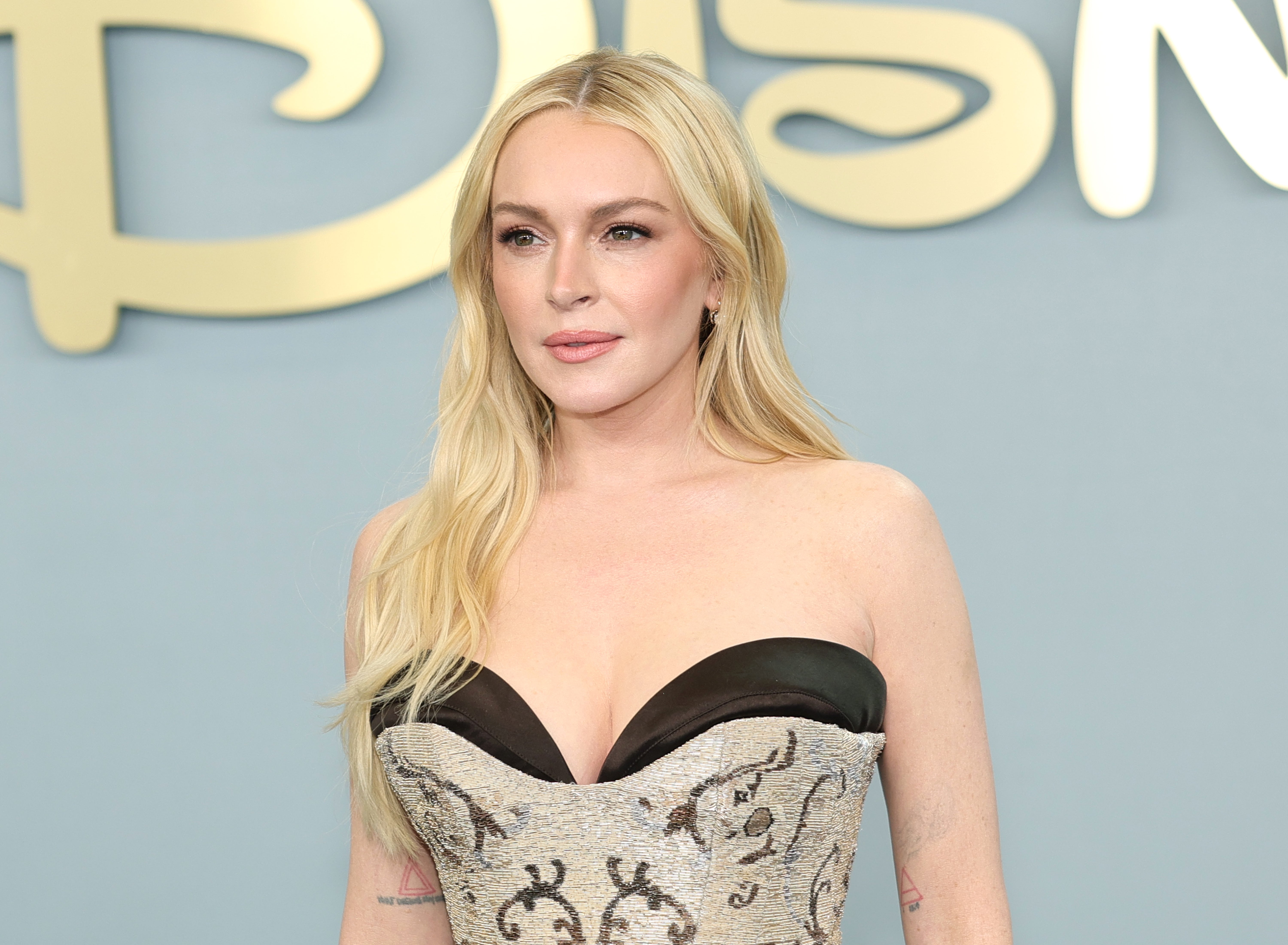 Lindsay Lohan has ditched her blonde locks and is once again a redhead