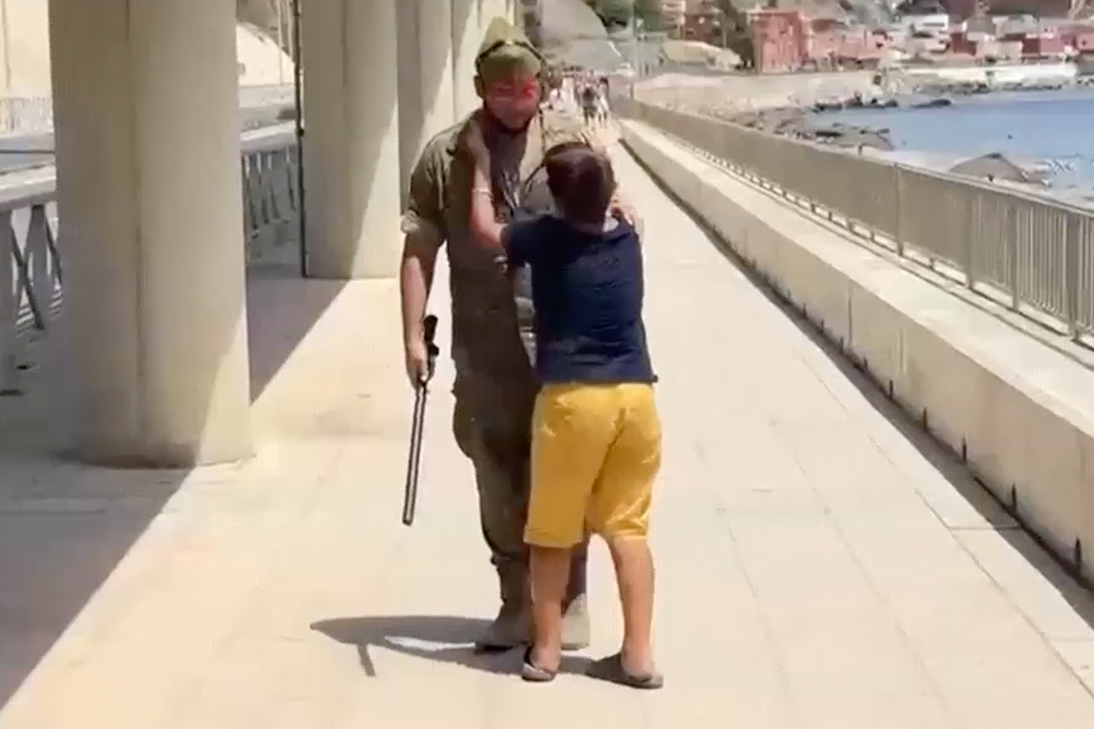 Ağlayan çocuk Ceuta'da İspanyol askerlerine kendisini Fas'a geri göndermemeleri için yalvardı