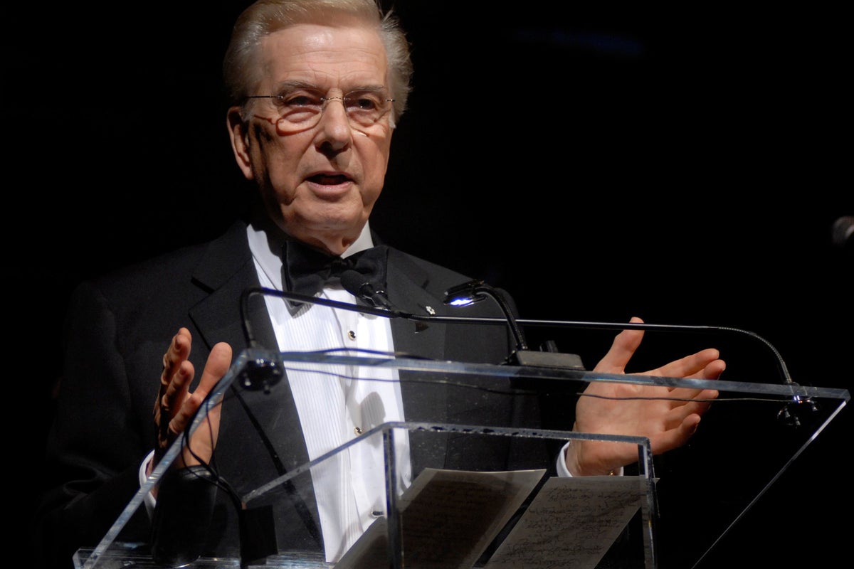 Lloyd Robertson, longtime anchor of Canadas top TV newscast, dies at 92