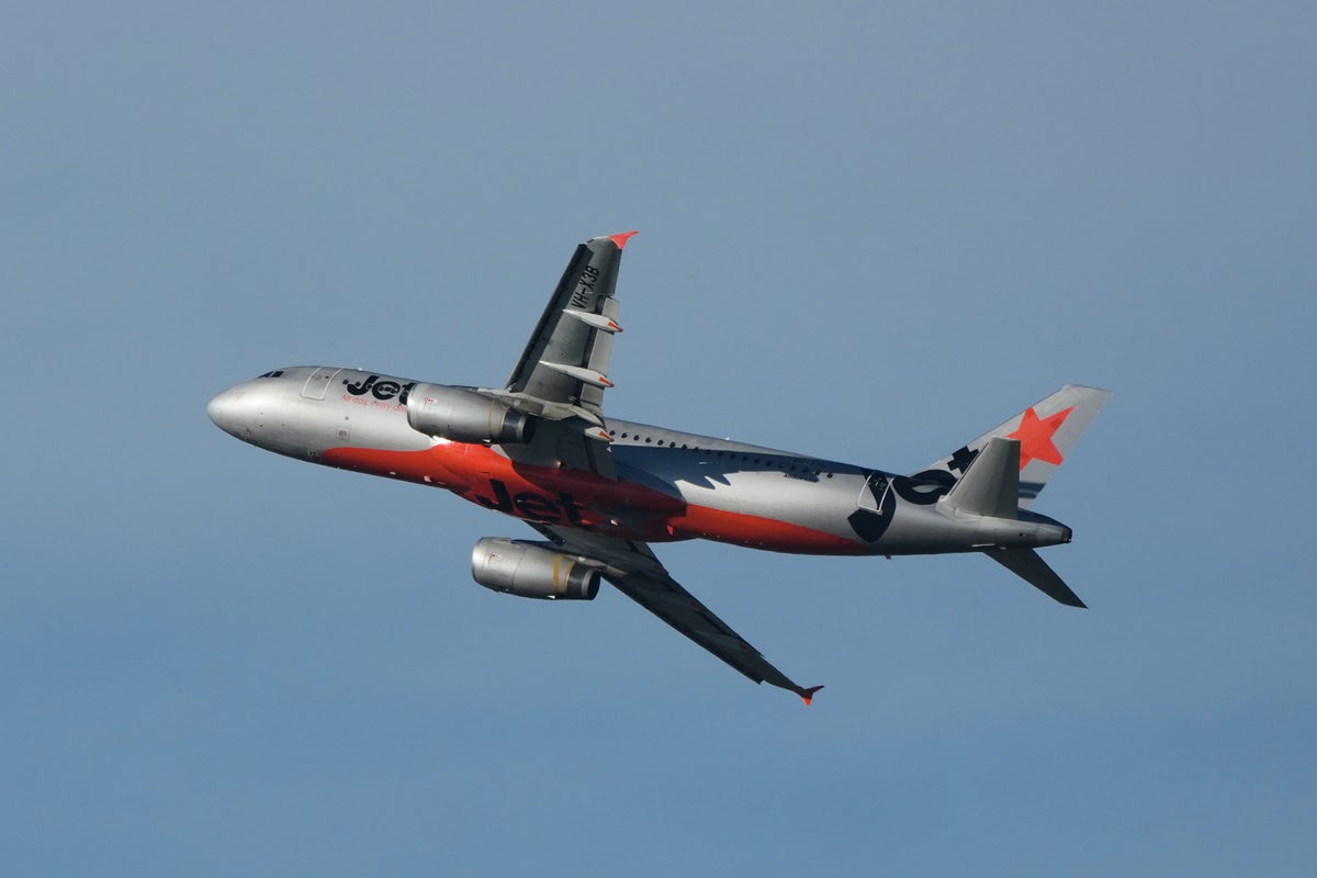 Australian airline to charge fee for carry-on bags in overhead lockers