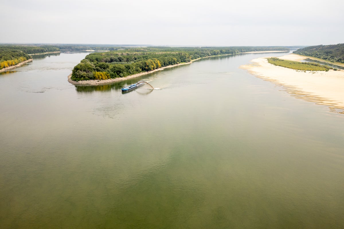 Romanya, nükleer santralin ikinci reaktörünü çalışır durumda tutmak için Tuna Nehri'nde 4 mavnayı batırmaya çalışıyor