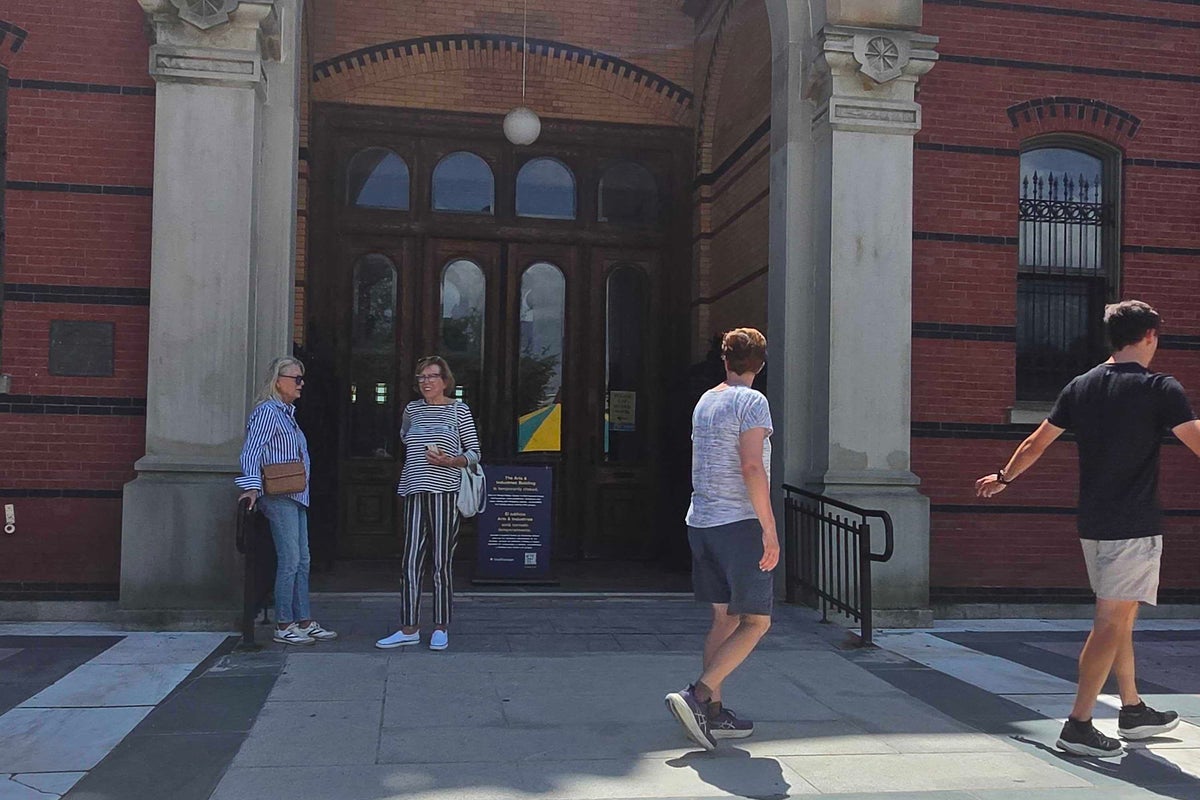 Why Seven Smithsonian Museums Suddenly Shut Their Doors