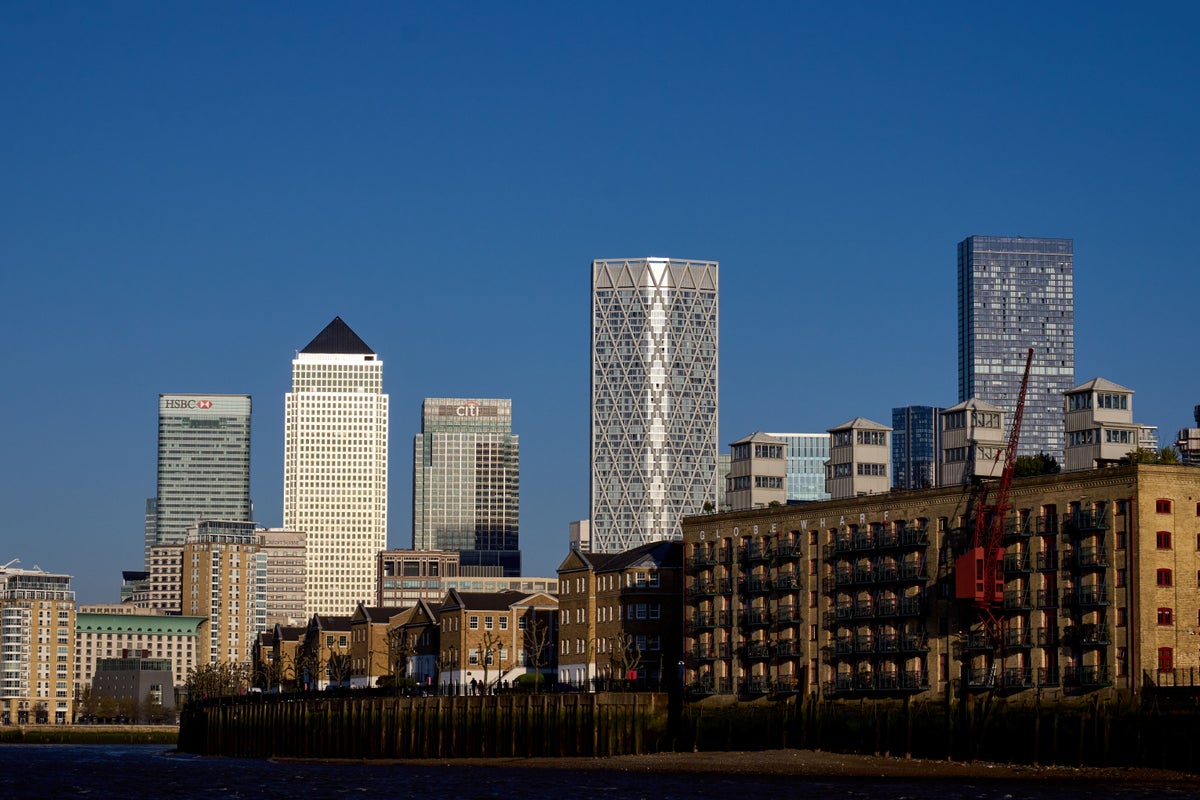 FTSE 100 Ends Lower Despite Positive Earnings Reports from Major Firms
