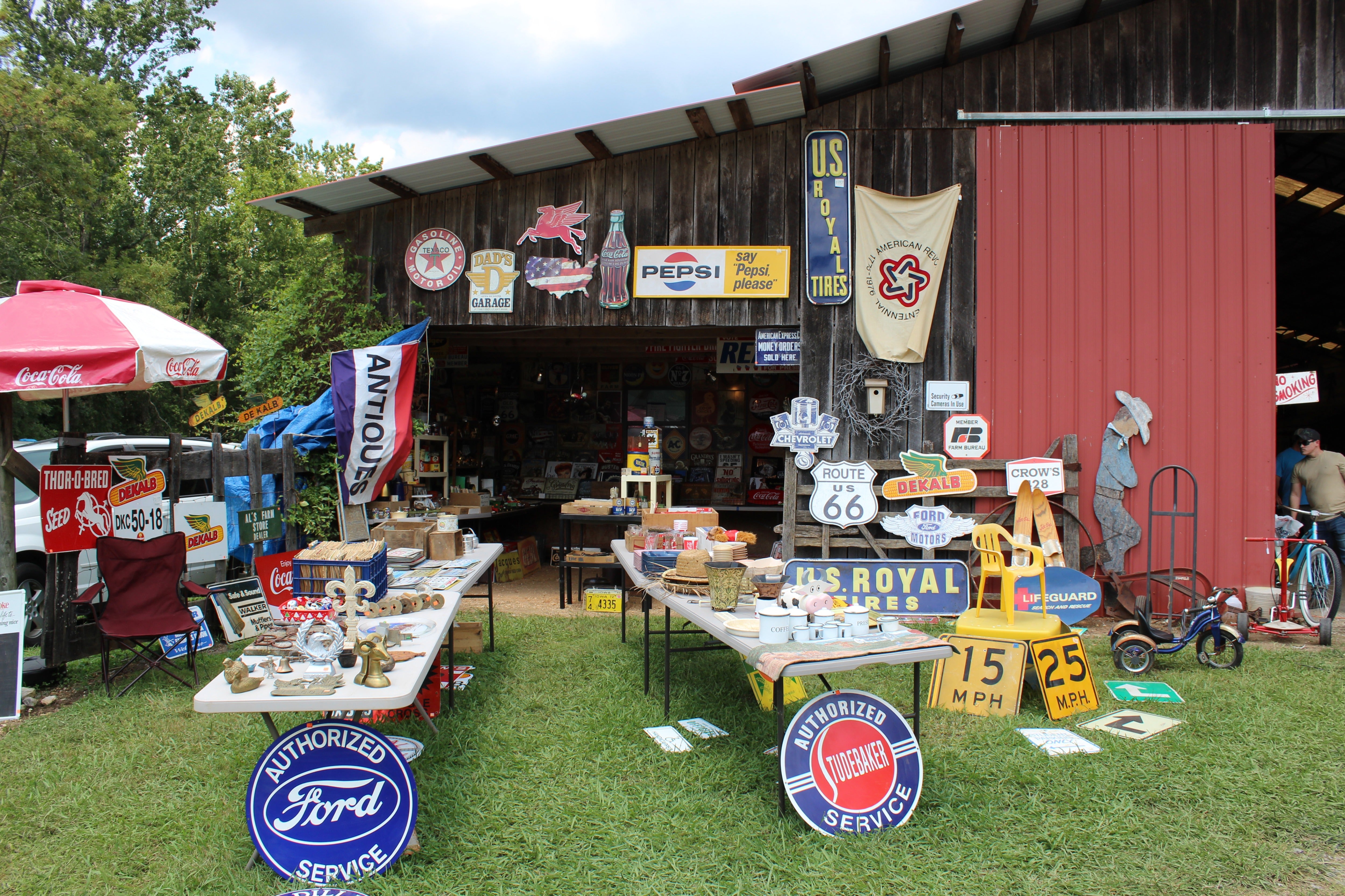 At the 127 Yard Sale, which spans Michigan, Ohio, Kentucky, Tennessee, Georgia and Alabama, shoppers pick through miles of roadside treasures, hunting down everything from vintage chairs and mid-century furniture to full-sized replica dinosaurs