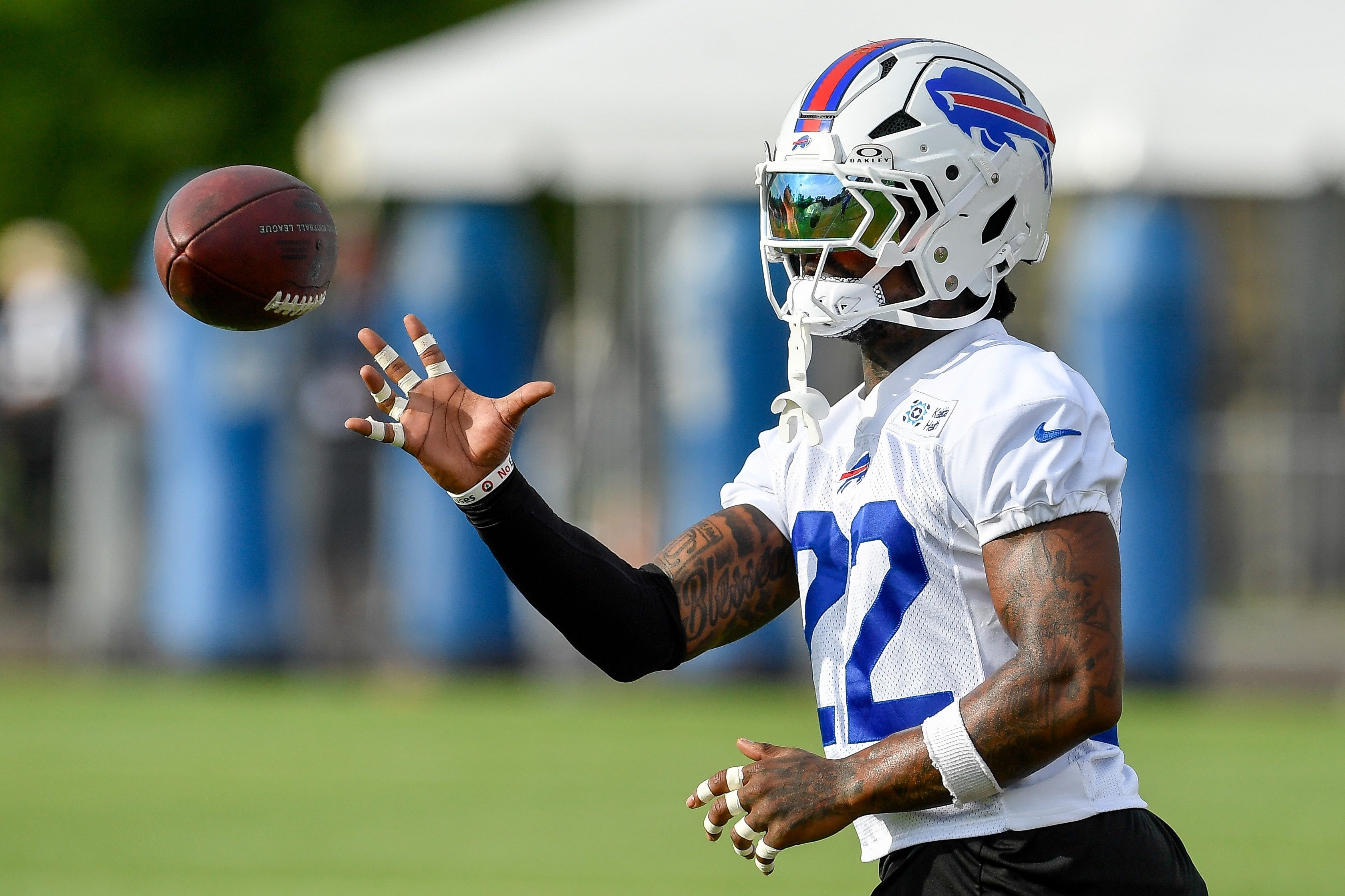 <p>El safety de los Bills de Buffalo, C.J. Gardner-Johnson (22), calienta antes de la práctica en el campamento de entrenamiento de fútbol americano de la NFL del equipo el sábado 1 de agosto de 2026, en Pittsford, Nueva York</p>