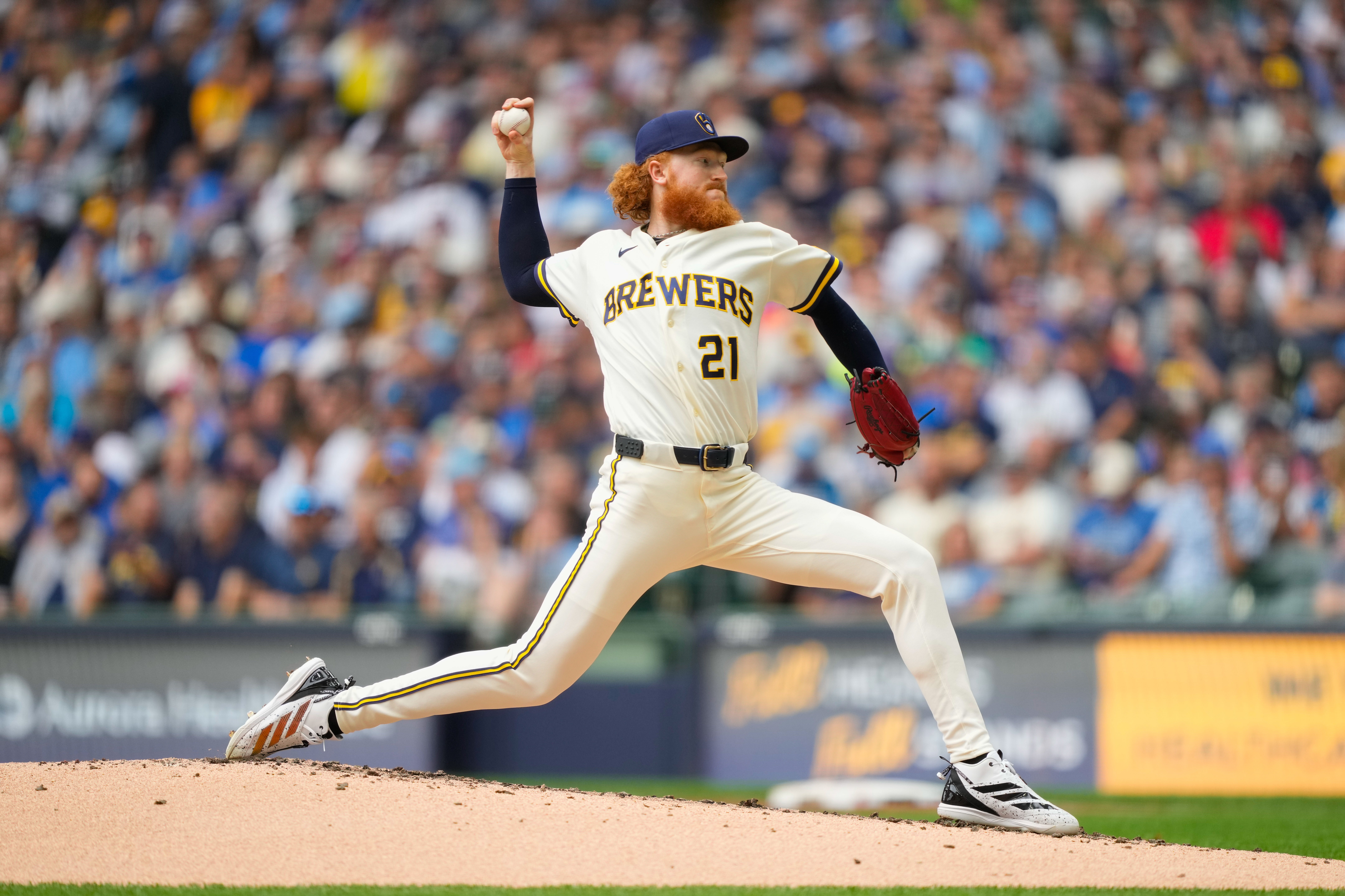 <p>El lanzador de los Cerveceros de Milwaukee, Dustin May, lanza durante la tercera entrada de un partido de béisbol contra los Piratas de Pittsburgh, el jueves 6 de agosto de 2026, en Milwaukee</p>