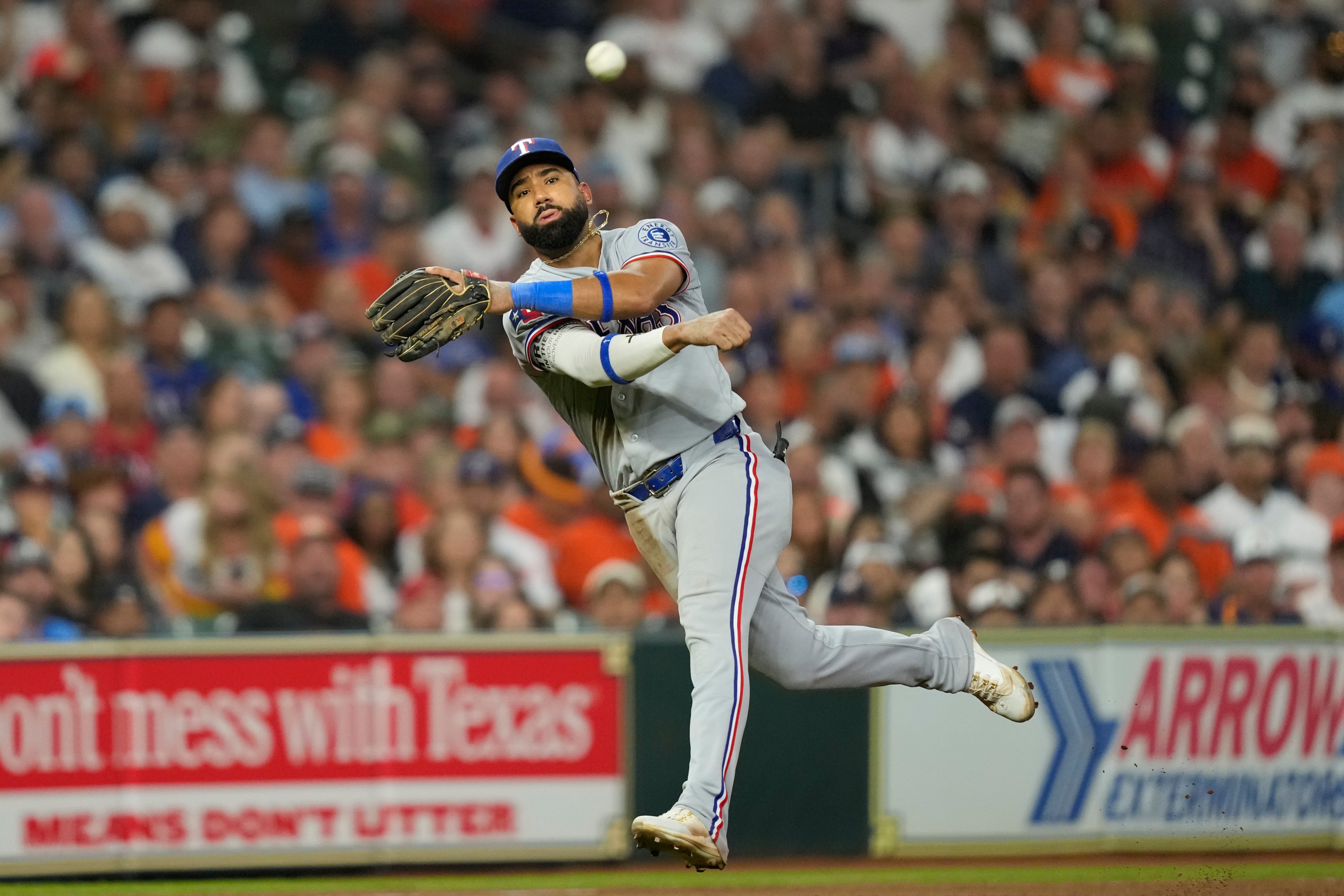 <p>El tercera base de los Rangers de Texas, Ezequiel Duran, hace un tiro a la primera base para conseguir el out tras atrapar un roletazo de Jeremy Peña, de los Astros de Houston, durante la sexta entrada de un partido de béisbol el sábado 1 de agosto de 2026, en Houston</p>